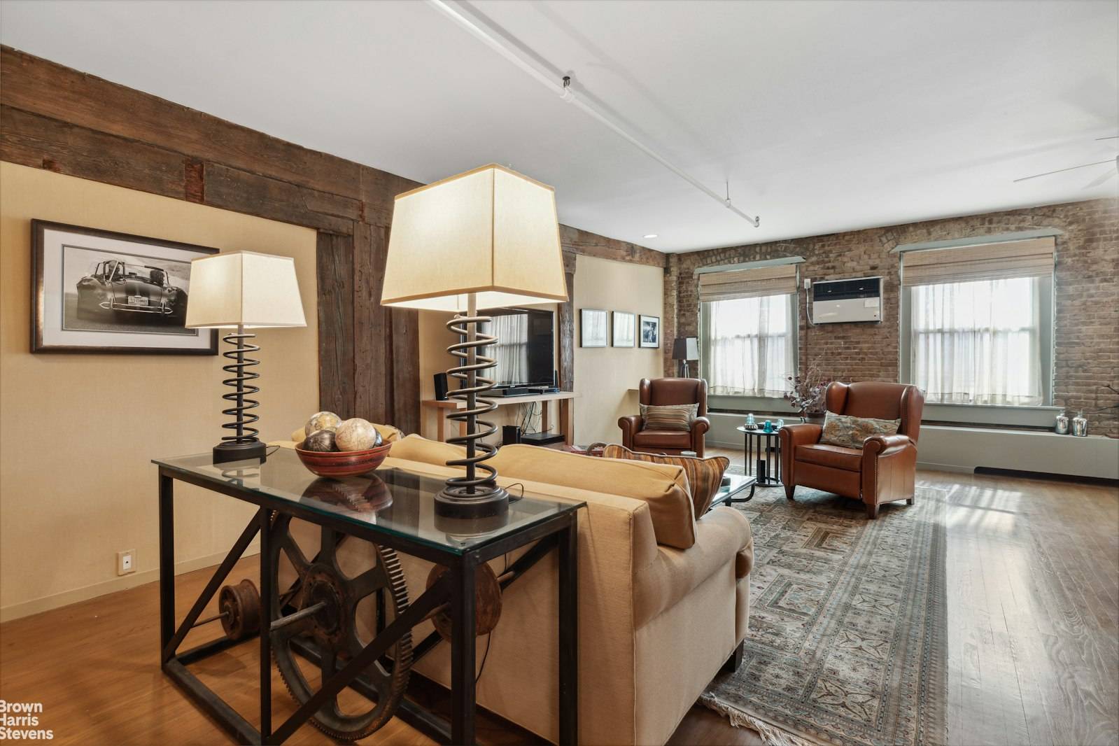 First time available in 30 years, this beautiful UES downtown style loft is approximately 1100Sqf.