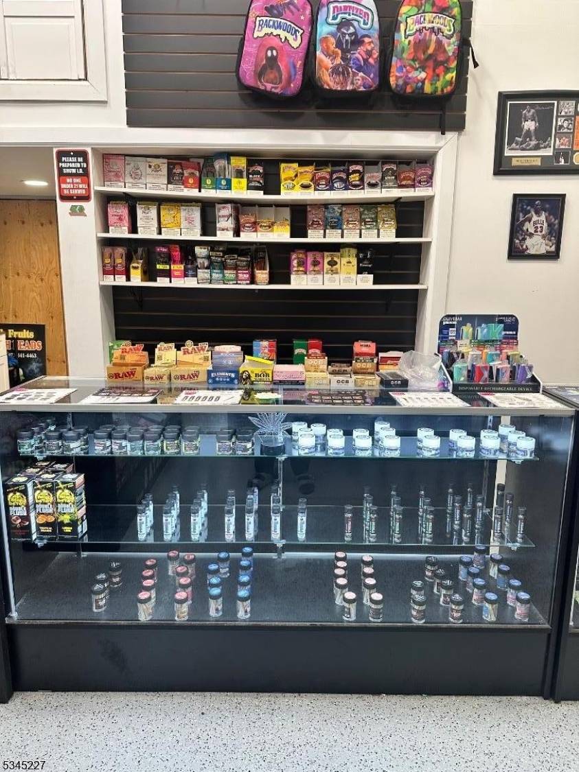 TURN KEY SMOKE SHOP BUSINESS FOR SALE !