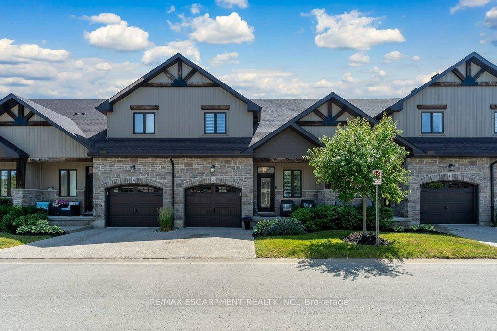 Come live the easy life in the heart of Vineland while living amongst the vineyards and many wineries !