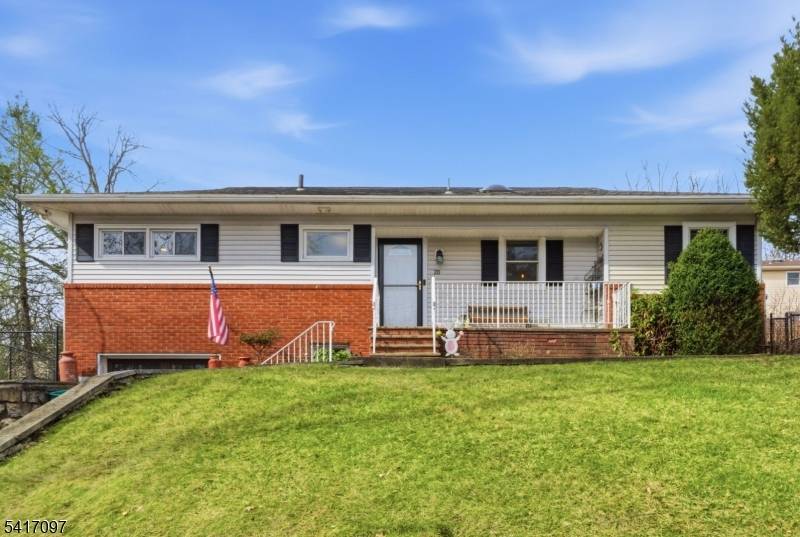 Beautifully maintained move in ready home in desirable White Meadow Lake !