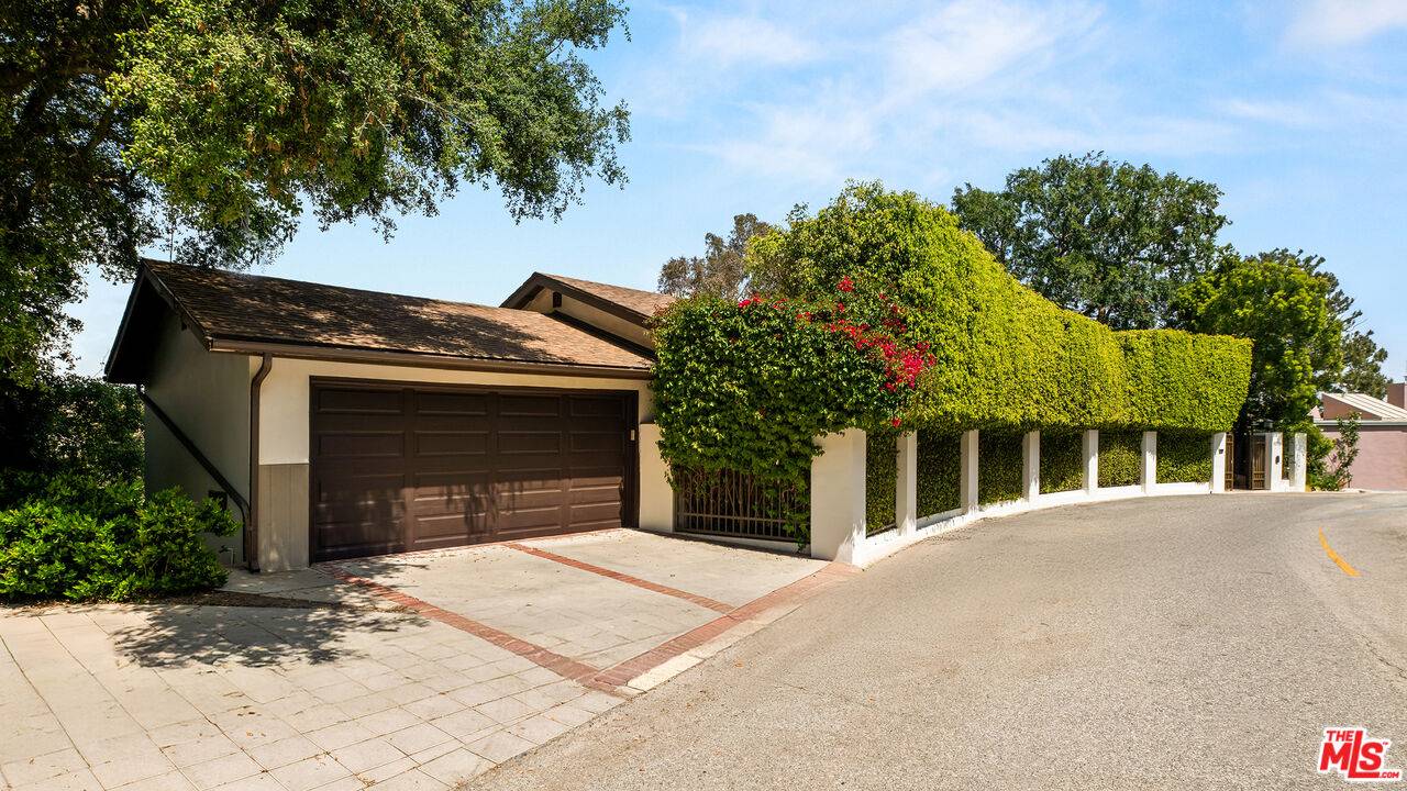 1018 N Tigertail Rd 4BR Brentwood La