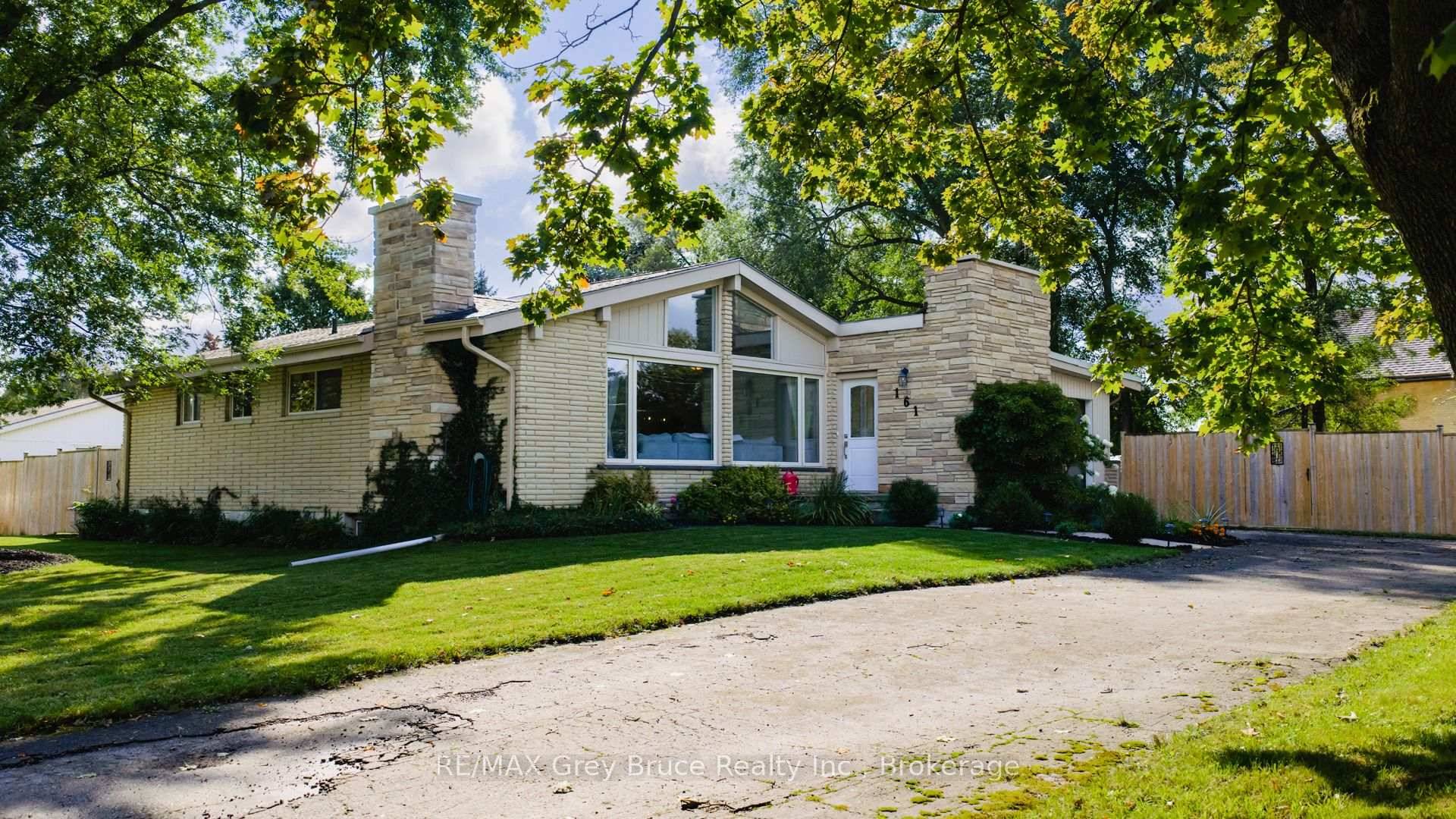 SO MUCH CURB APPEAL ! This lovely 3 bedroom, 2 bath home situated on a corner lot in a popular neighbourhood in a centrally located town of Chesley.