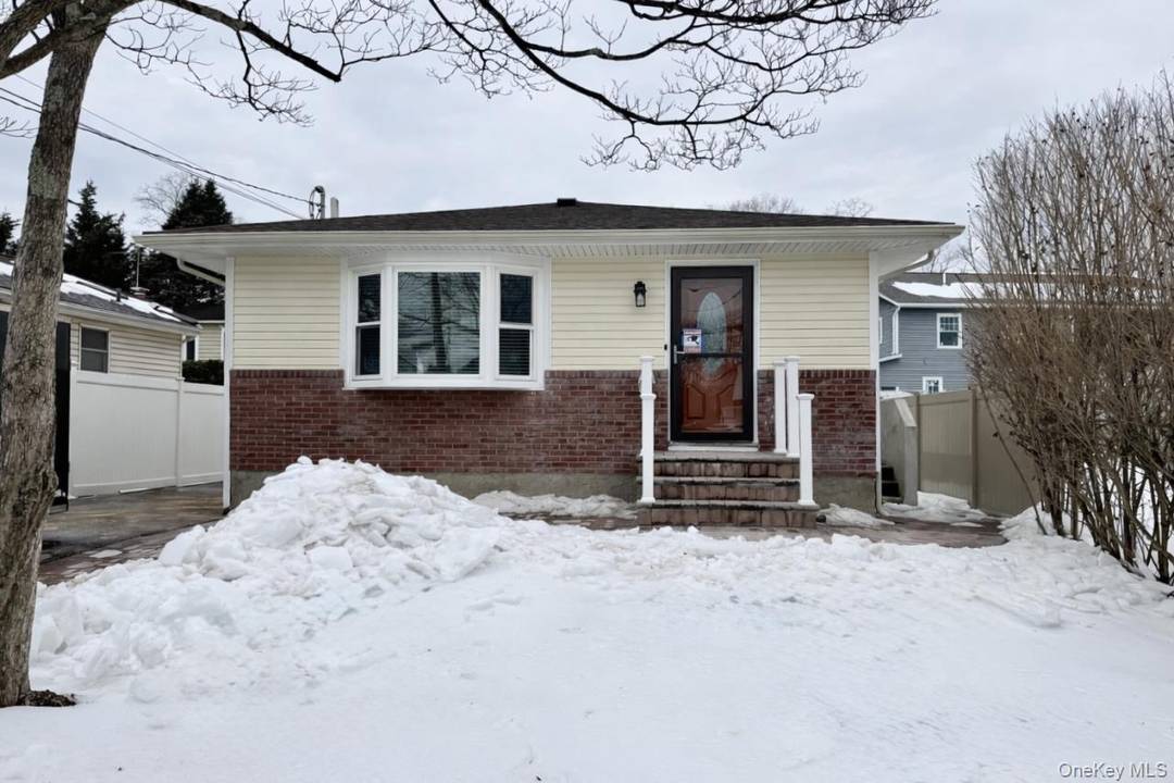 Excellent condition all new modern appliances entire home recently recent updated, 3 Bedrooms 2 full baths, Central Air, close all highways and shopping.