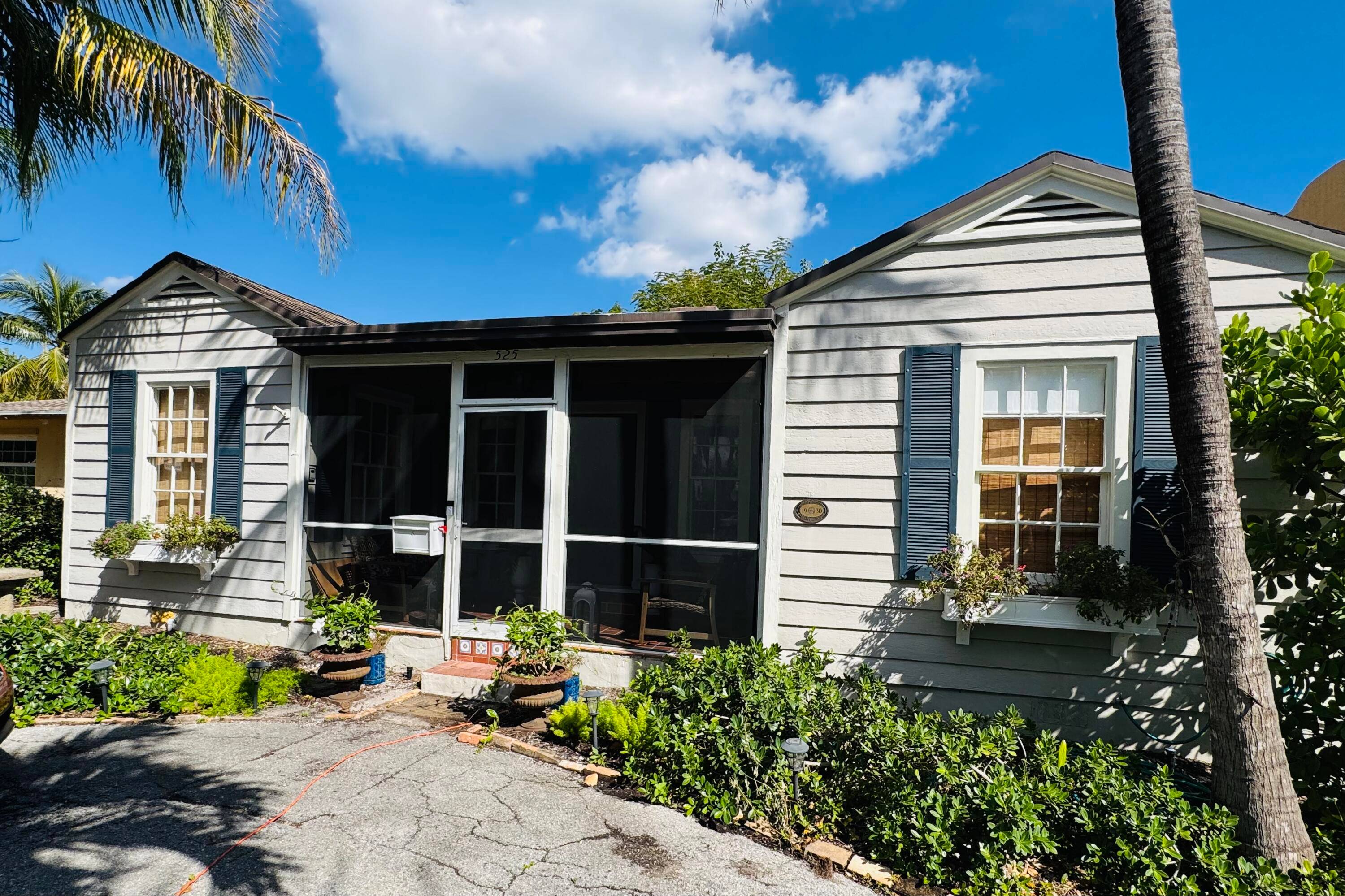 Welcome to 525 Flamingo Drive in Flamingo Park.