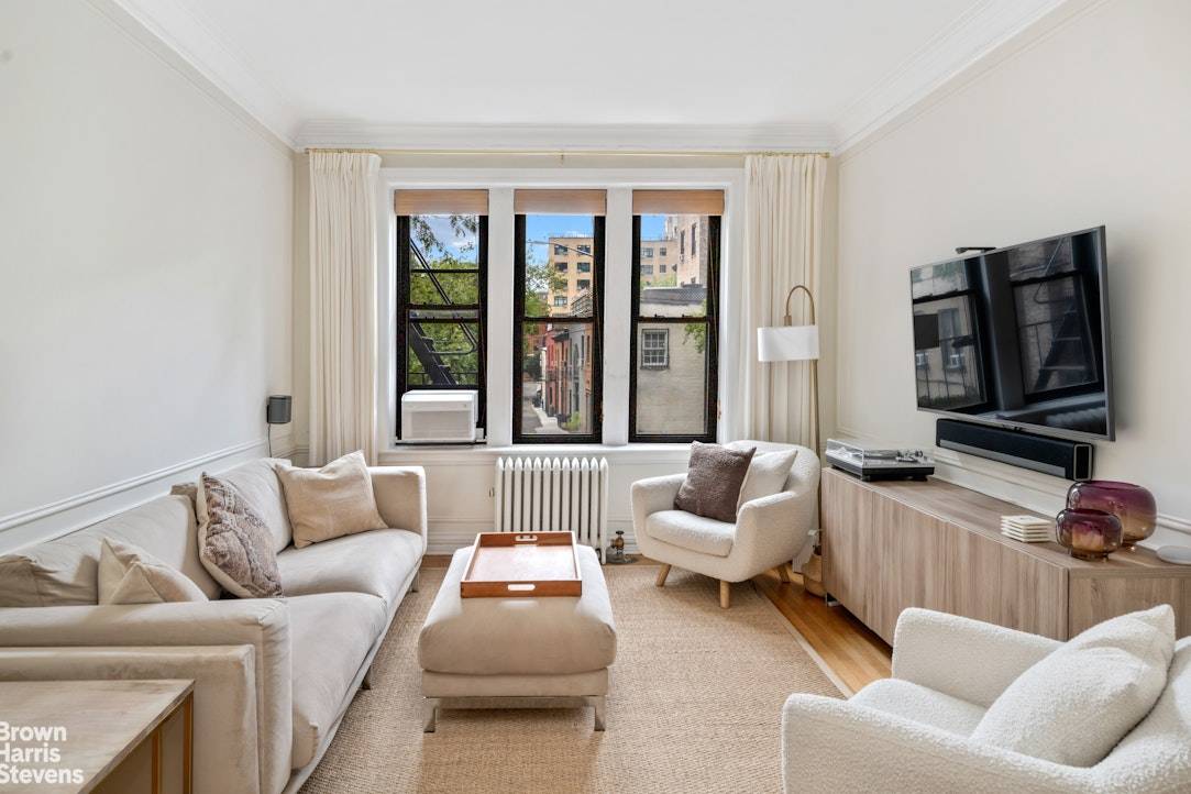 Beautifully renovated prewar two bedroom apartment in the heart of Brooklyn Heights.