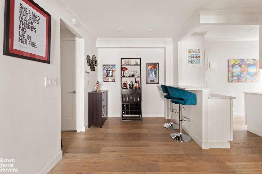 TOP FLOOR, GUT RENOVATED ONE BEDROOM WELCOMING SUBLETTING, GUARANTORS, CO PURCHASING amp ; PIED A TERRES DOGS ARE NOT ALLOWED Perched on the top floor of this well maintained elevator ...