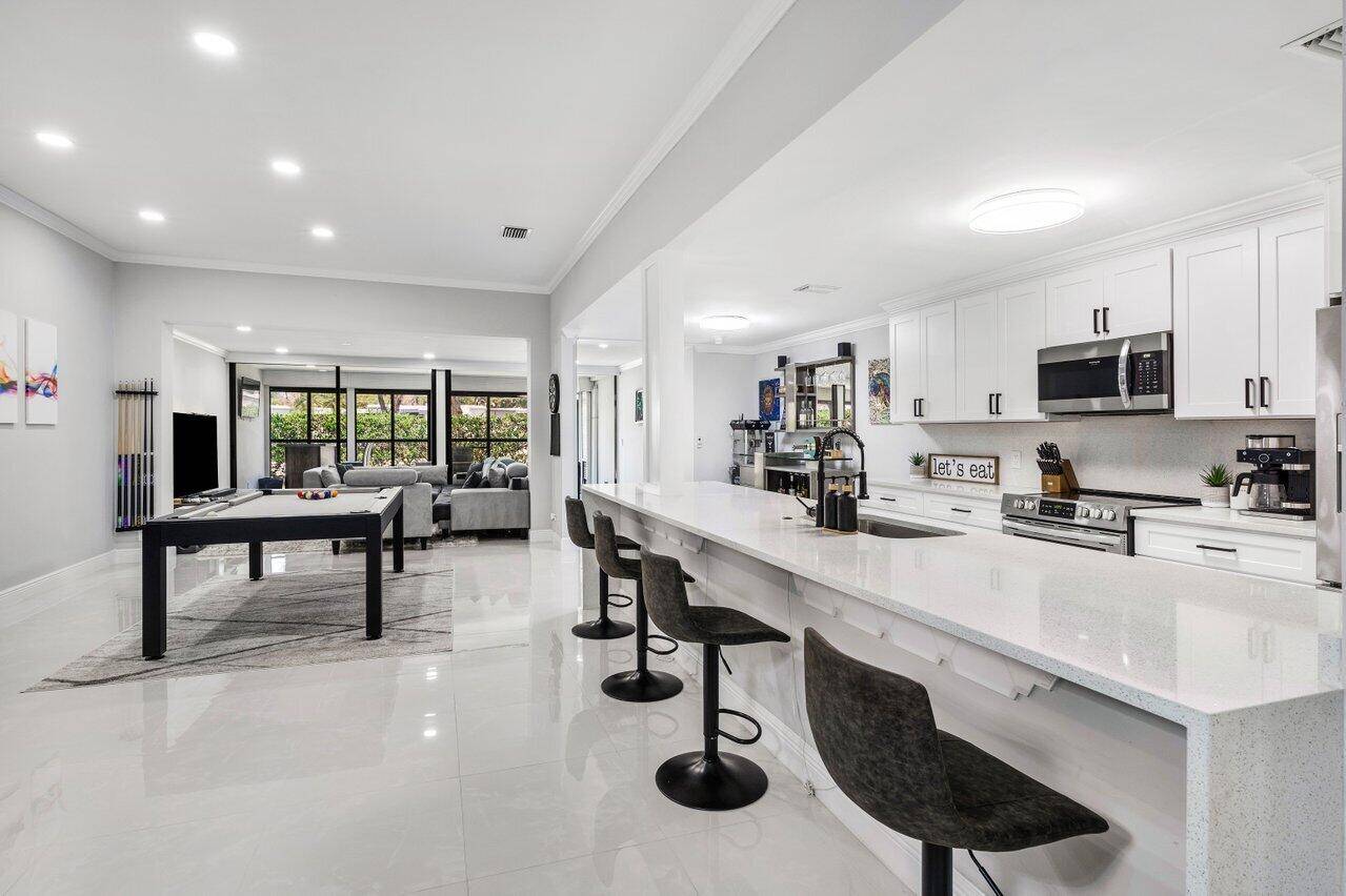 STUNNING 3 BEDROOM 2 BATH 2 CAR GARAGE HOME, DREAM KITCHEN W WHITE SHAKER CABINETS, QUARTZ COUNTERTOPS STAINLESS STEEL APPLIANCES.