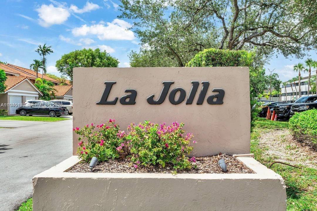 Beautifully updated and very spacious unit in the highly desirable La Jolla community, known for being a wonderful neighborhood for families.