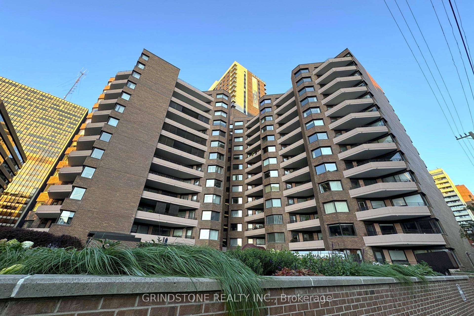 OPEN HOUSE SUNDAY 2 4PM Experience downtown living in this bright, 12th floor condo, offering stunning city views and abundant natural light even in the winter thanks to the southern ...
