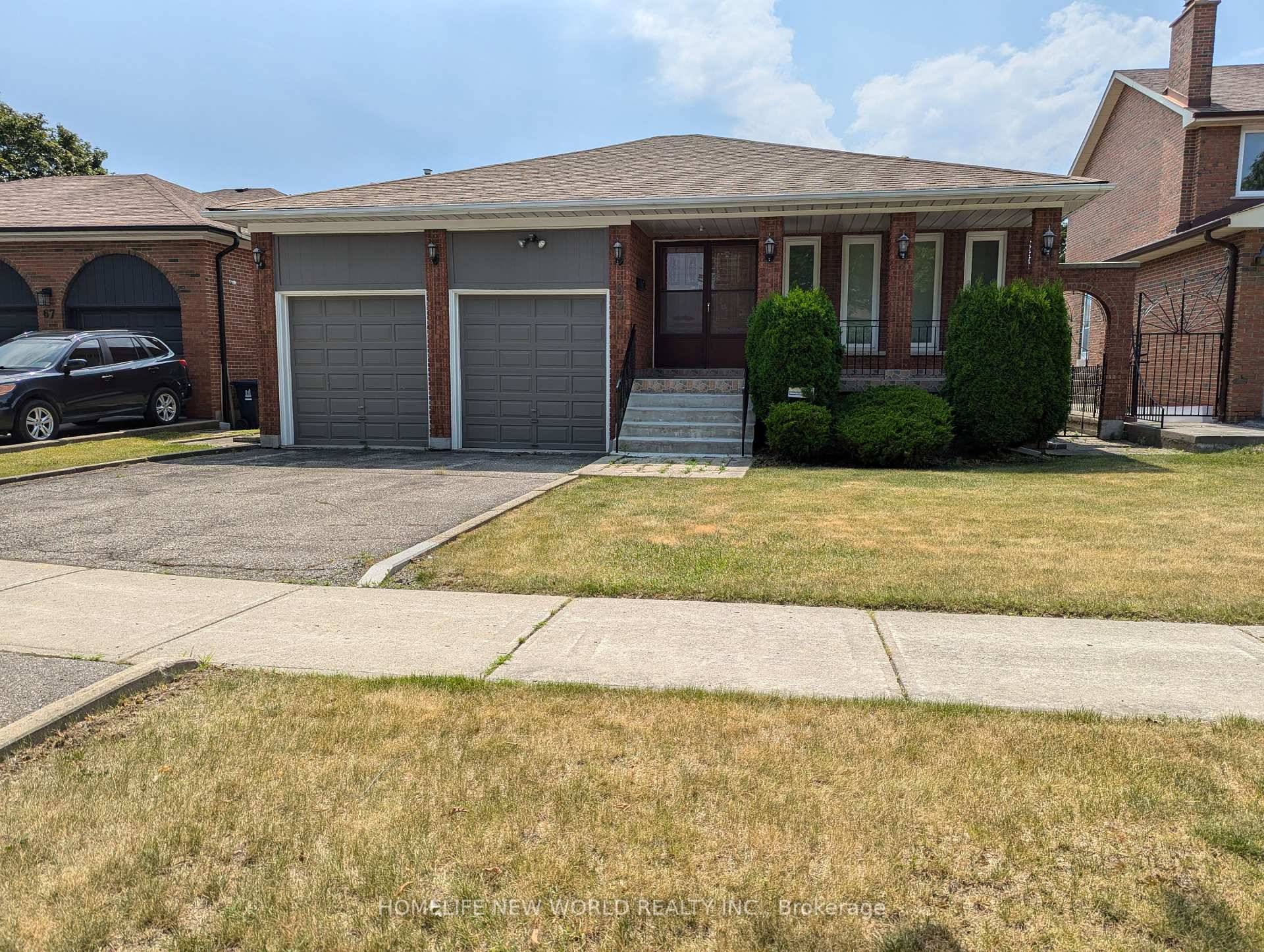 Bright amp ; Spacious Back Split 4 bedrooms Home At Convenient Location In The High Demand Area, Upper Level 3 Spacious Bedrooms and 1 bedroom ground floor !