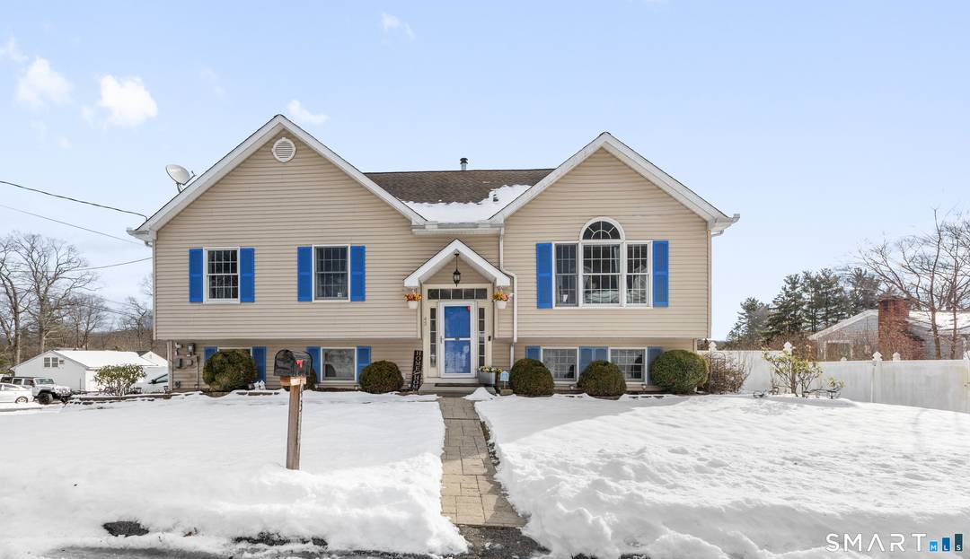 Stylish Contemporary Raised Ranch in a Prime Location Welcome to this nicely updated 3 bedroom, 2 full and 1 half bath, contemporary raised ranch offering a bright, open concept floor ...