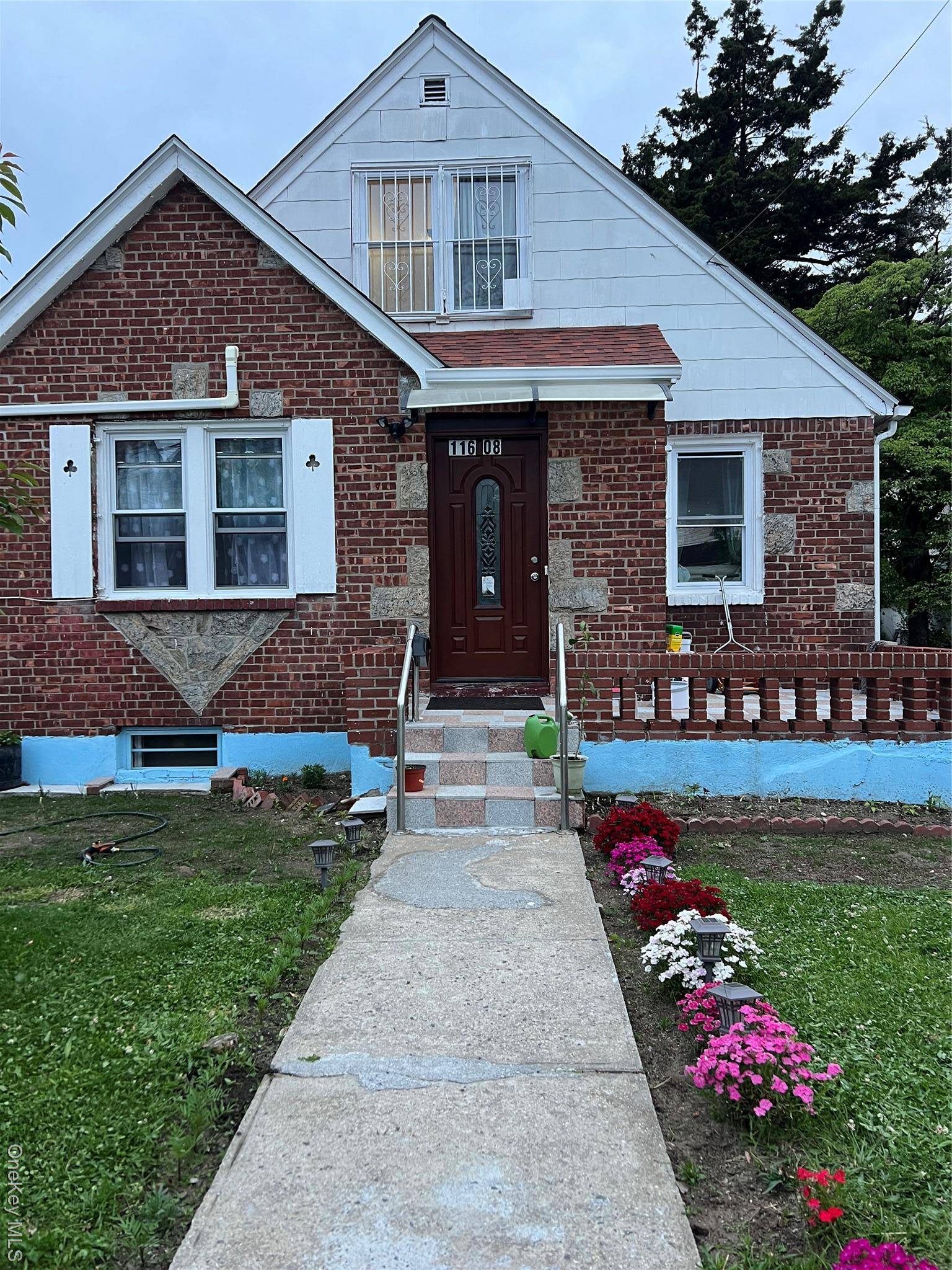 Welcome to this nice block and beautifully maintained renovated 6 bedroom, 3 bathroom home located in the heart of Saint Albans, offering a perfect blend of charm, space and potential.