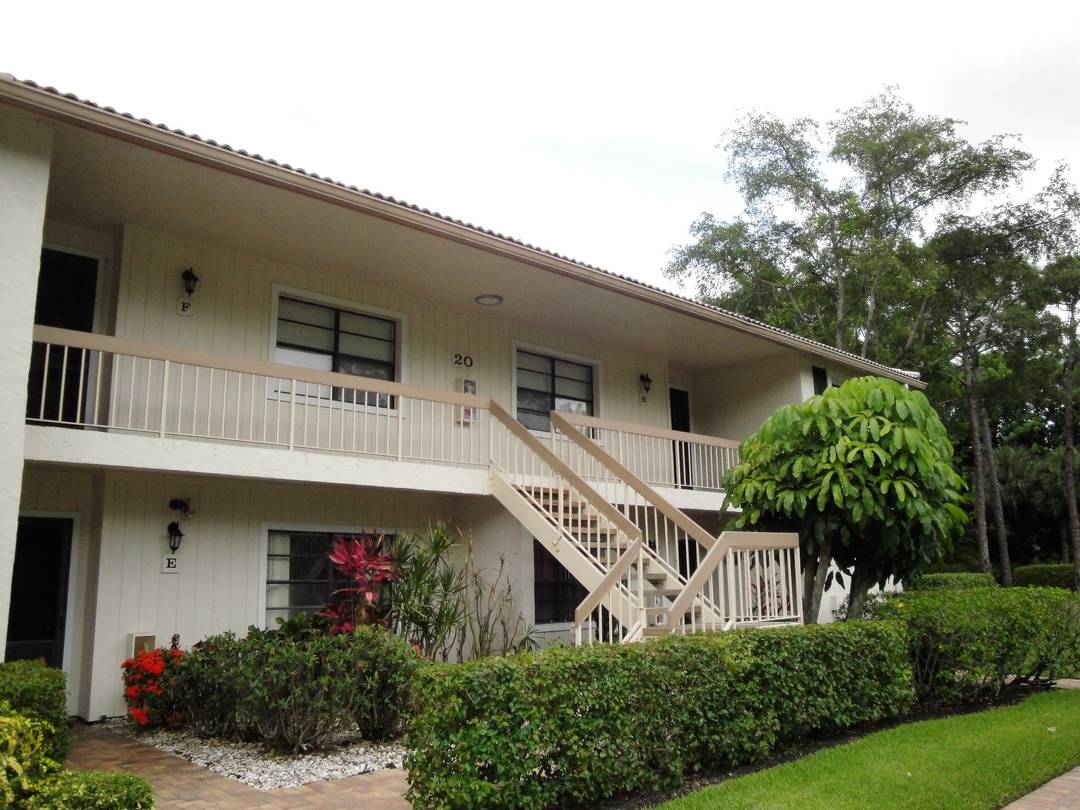 Enjoy a wonderful seasonal stay in this beautifully renovated residence in Hunters Run Country Club.