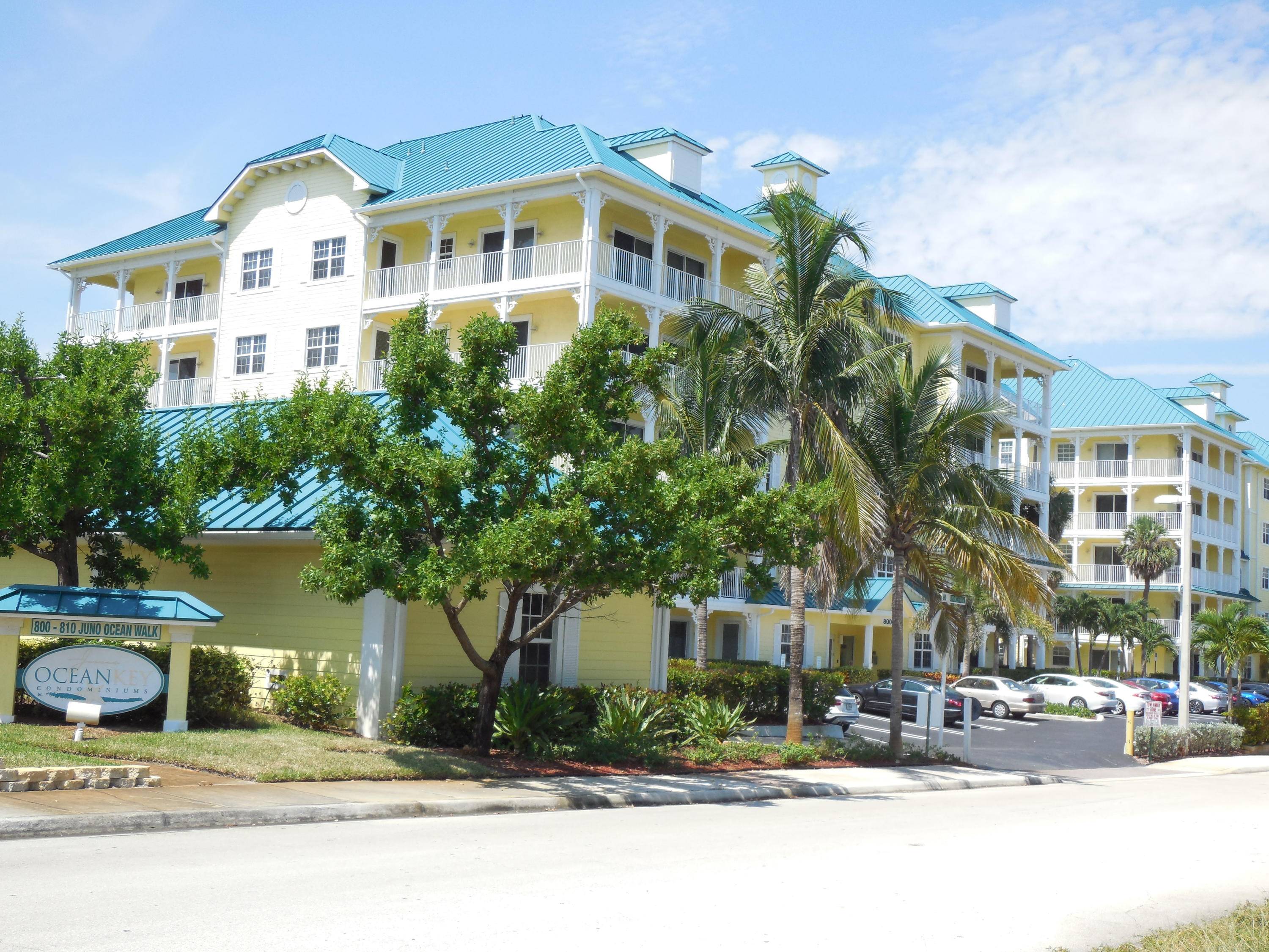 WELCOME TO JUNO BEACH AWESOME, VERY SPACIOUS, CLEAN, WELL MAINTAINED, FULLY FURNISHED CONDO, 3RD FLOOR WITH NICE VIEW AND BREEZE.