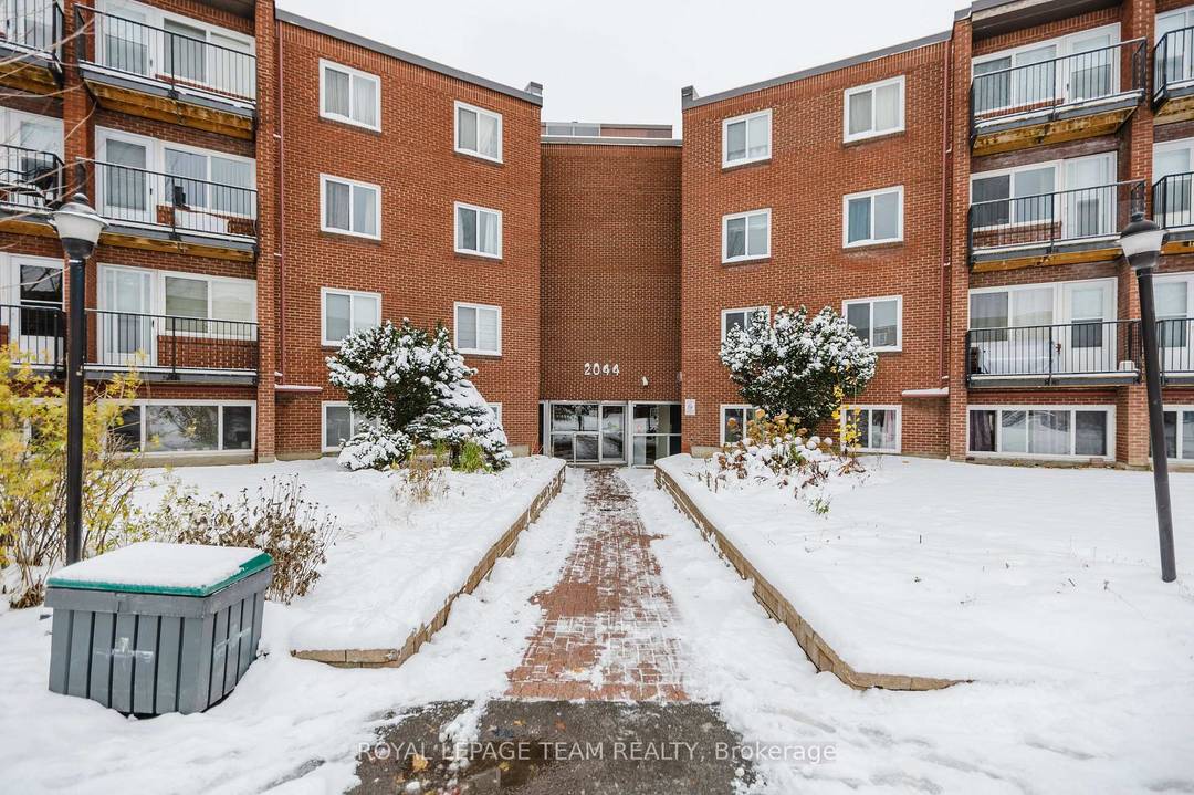This lovely 2 bedroom, 1 bath condo offers an ideal blend of comfort and convenience in a central neighbourhood surrounded by transit, shopping, schools, and parks !
