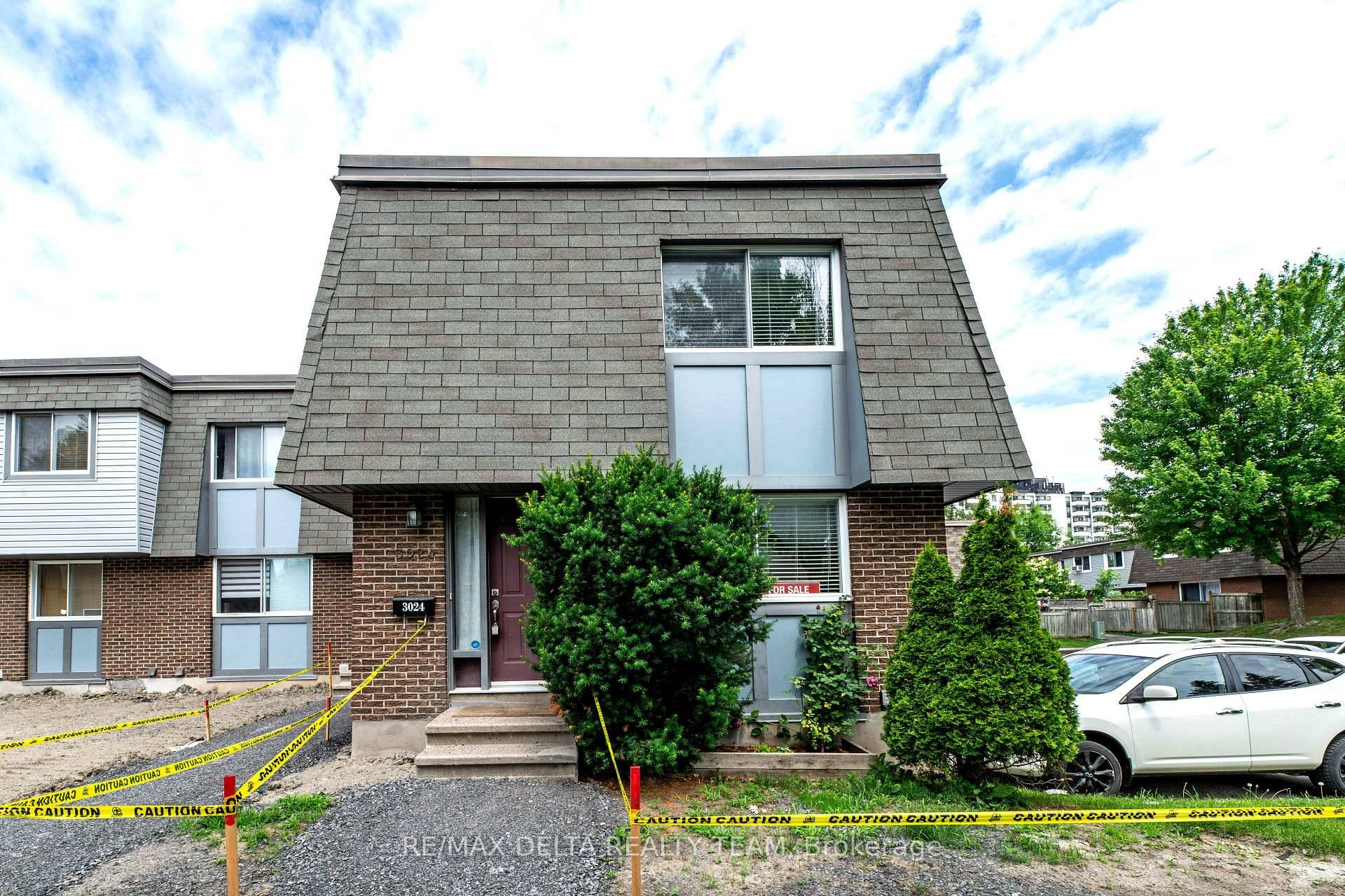 Welcome First Home Buyers or Investors This beautifully maintained and upgraded END UNIT townhome Feels like a detached home is perfect for first time buyers or investors.