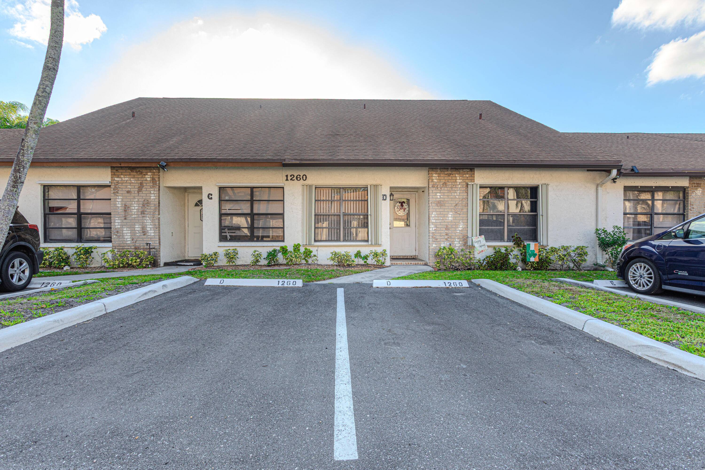 Charming 2 Bed, 2 Bath Townhouse with Modern Updates and Community Amenities.