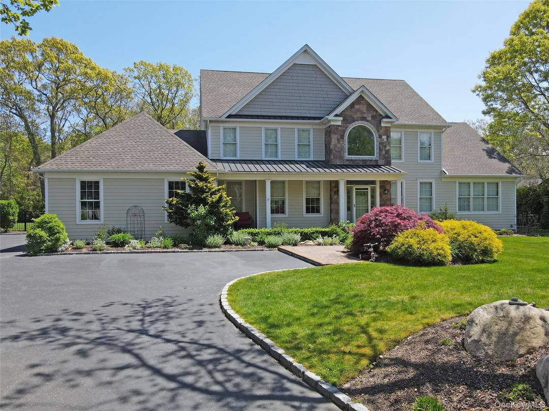 Experience Luxury and Coastal Living in Baiting Hollow.