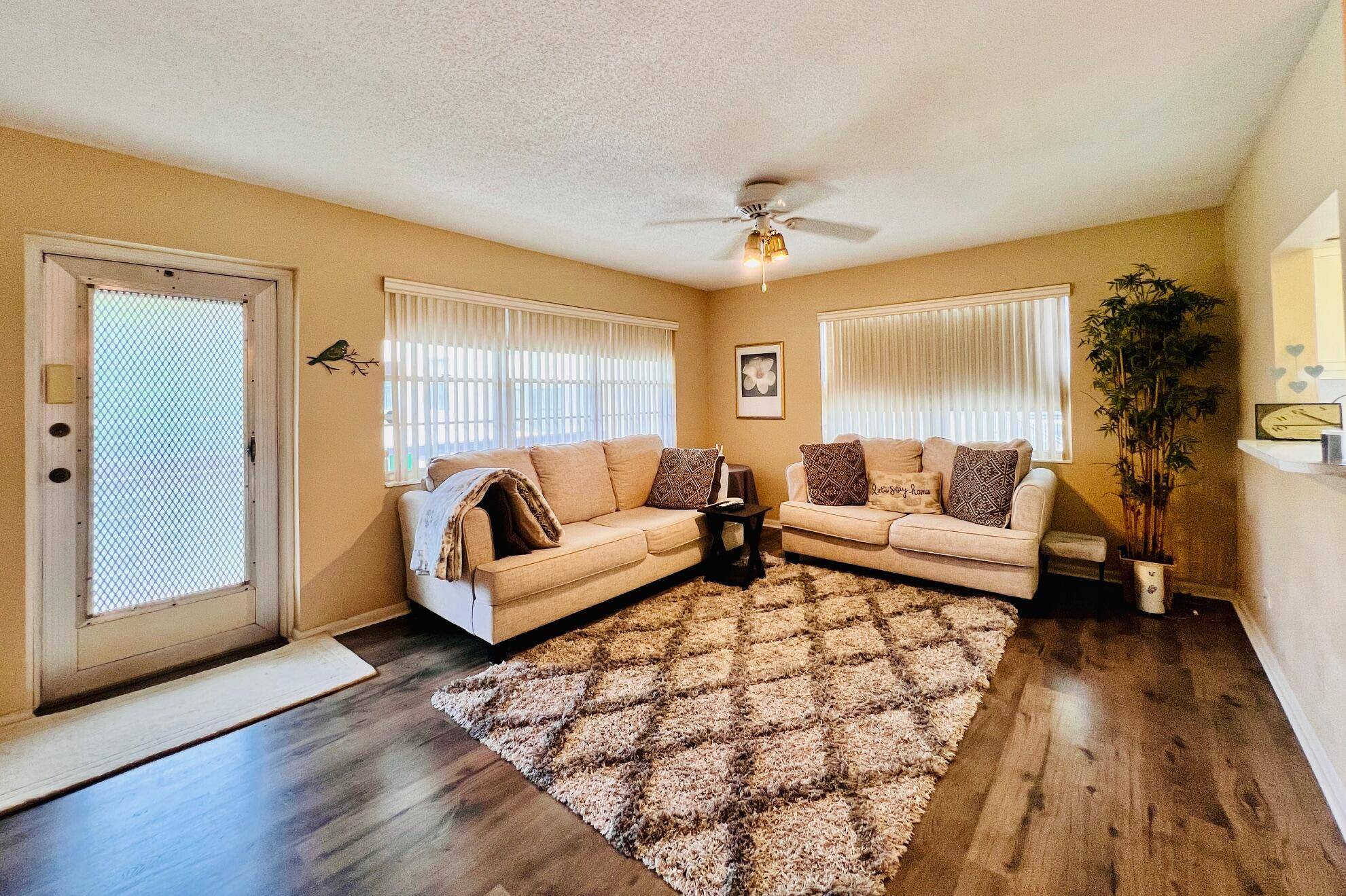 Lovely Corner Condo in 55 Century Village !
