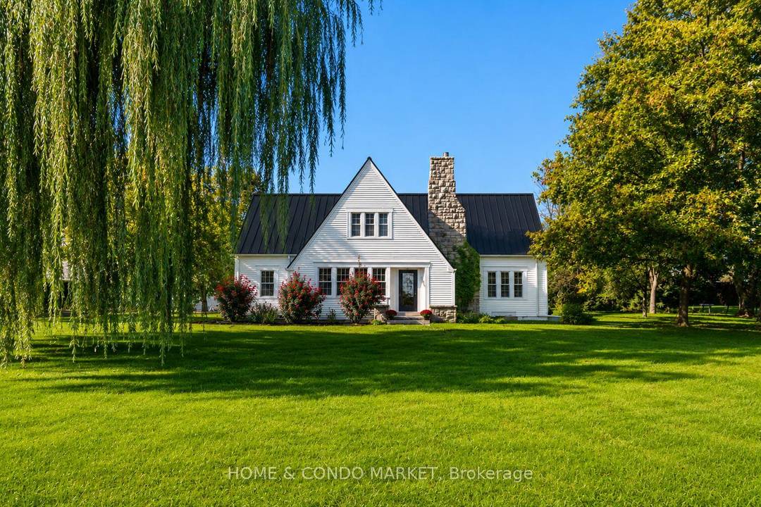 Welcome to the Willow Farmhouse in NOTL situated on a 1 Acre with vineyard views in the rear and Niagara River USA views at the front.