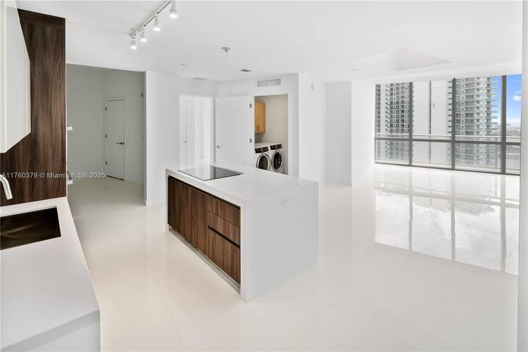This spectacular, 2 bedrooms den 3 full baths unit in Paramount World Center features 10 ft ceilings, European kitchen, lots of natural light with breathtaking panoramic city, bay and intercostal ...