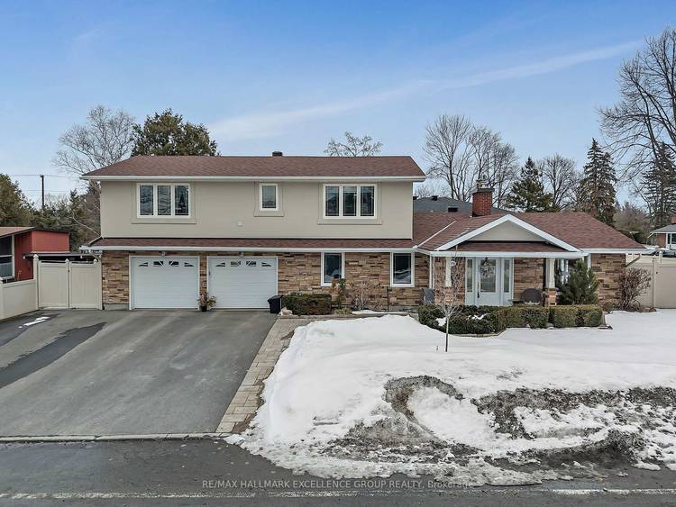 Welcome to refined living in the heart of Riverside Park !