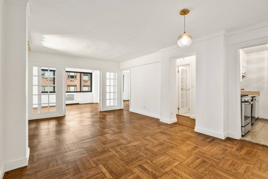 Prime Upper East Side Condop Living at 425 East 63rd Street, W9J Welcome to your perfect oasis in the heart of a vibrant city !