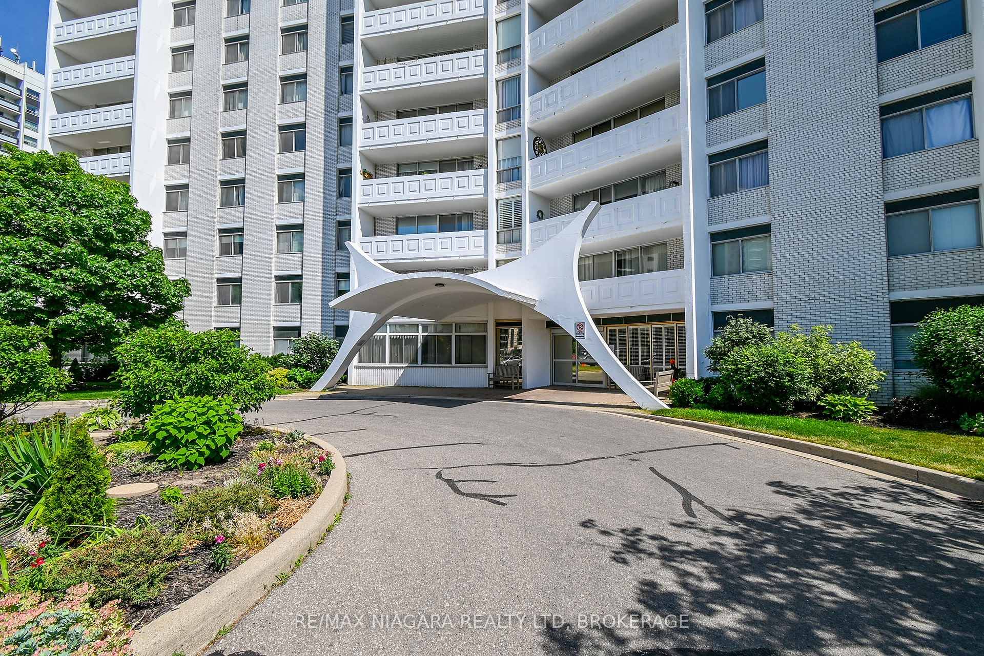 Welcome to 15 Towering Heights located on the 10th floor with amazing north end views of the Toronto Skyline.