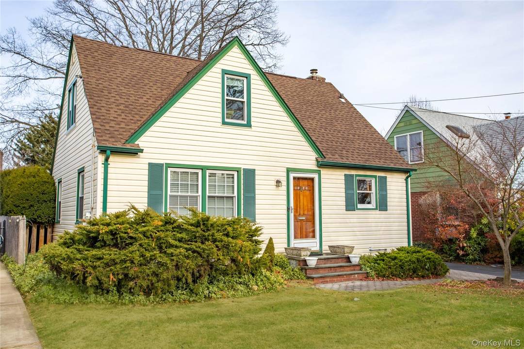 This adorable Cape Cod style home is located in an exceptional neighborhood of Franklin Square, just down the block from Polk St School.