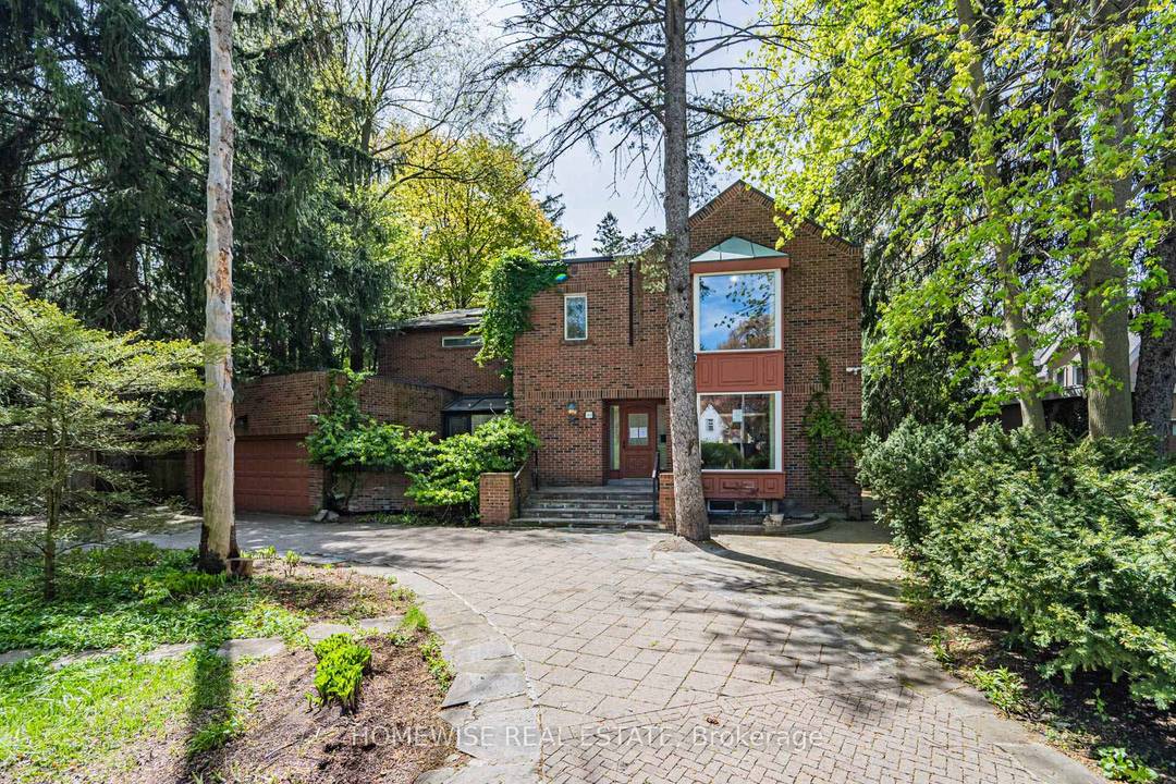 Oh My Donino ! An extraordinary opportunity in the heart of prestigious Hogg's Hollow.