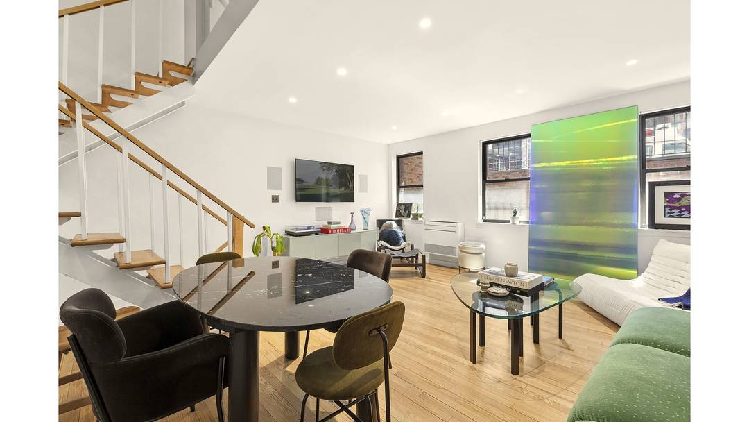RENOVATED, 2 BED, 2 BATH SUN FILLED SPLIT LEVEL LOFT WITH SOUTHERN EXPOSURES AND GARDEN ACCESS EXCELLENT STORAGE AND A FLEXIBLE HOUSE LIKE LAYOUT IN THE HEART OF DOWNTOWN Residence ...