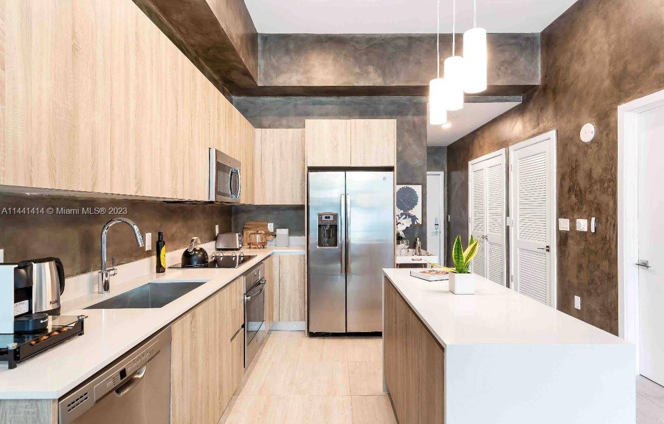 Experience urban living at its finest in this exceptional 1 bedroom plus den apartment located in the Quadro building in Miami.