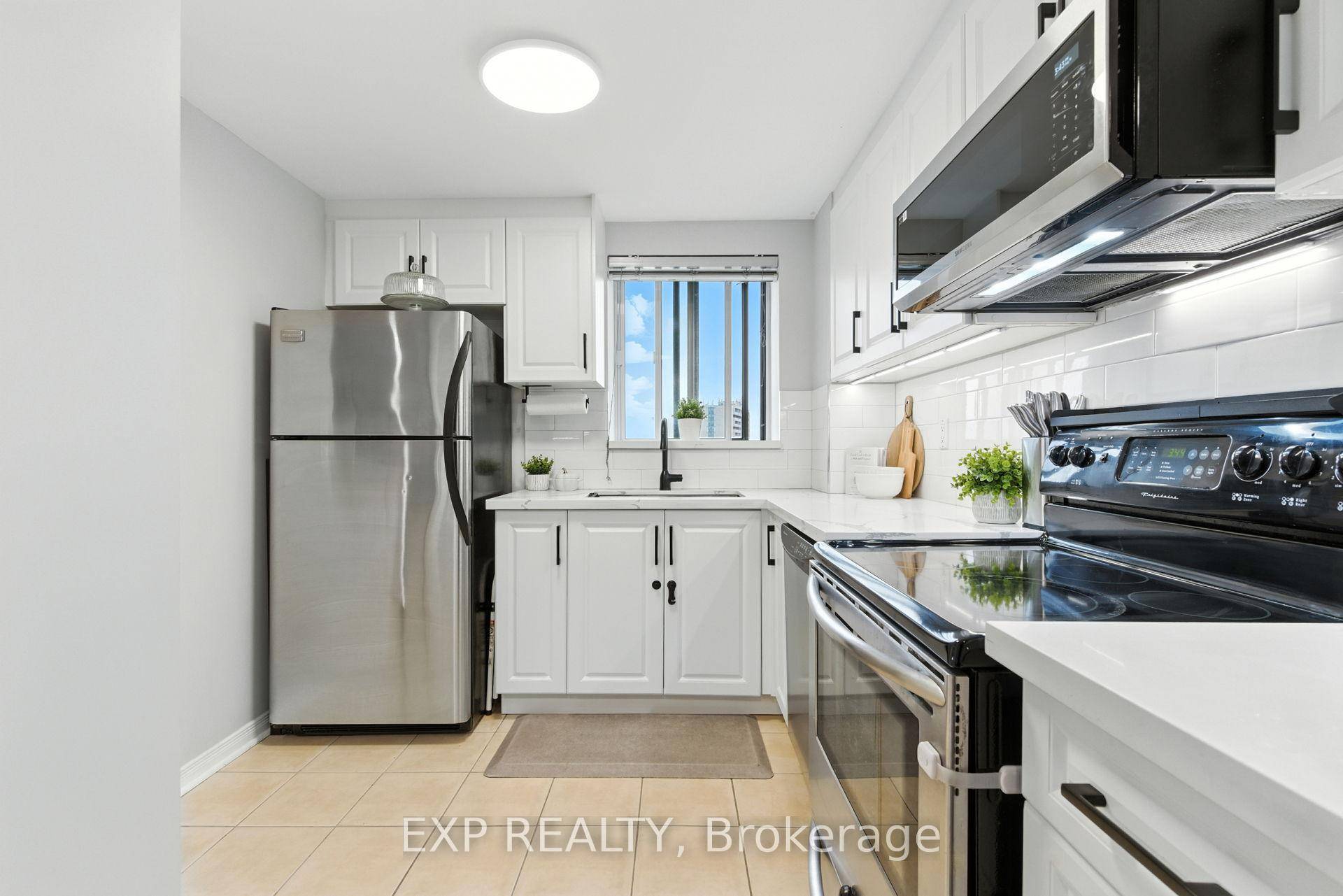 MOVE IN READY ! Discover Modern Comfort In This Beautifully Cared For Corner Unit In Mississaugas Most Desirable Location !