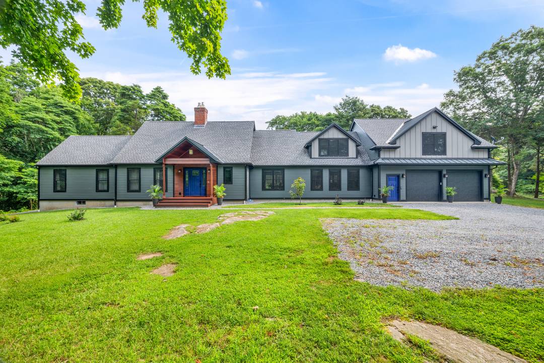 Nestled in the charming community of Old Lyme, Connecticut, 34 1 Johnny Cake Hill is a blend of historical allure and modern sophistication.