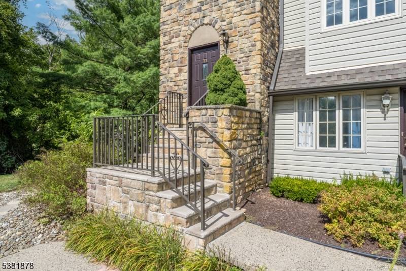 UPDATED BEAUTIFUL CORNER UNIT IN BERKELEY HEIGHTS HIGHLANDS TOWNHOMES !