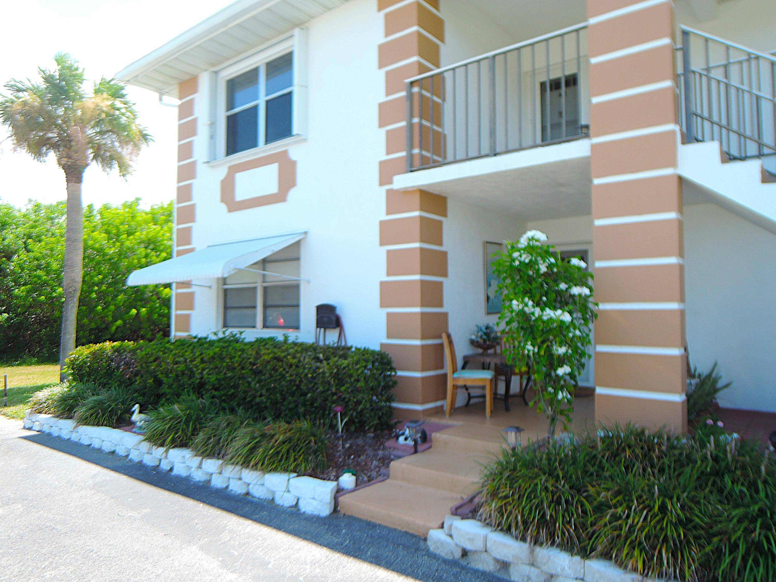 Quiet Cul de sac setting is this 1st floor corner condo, w private side yard canal in back.