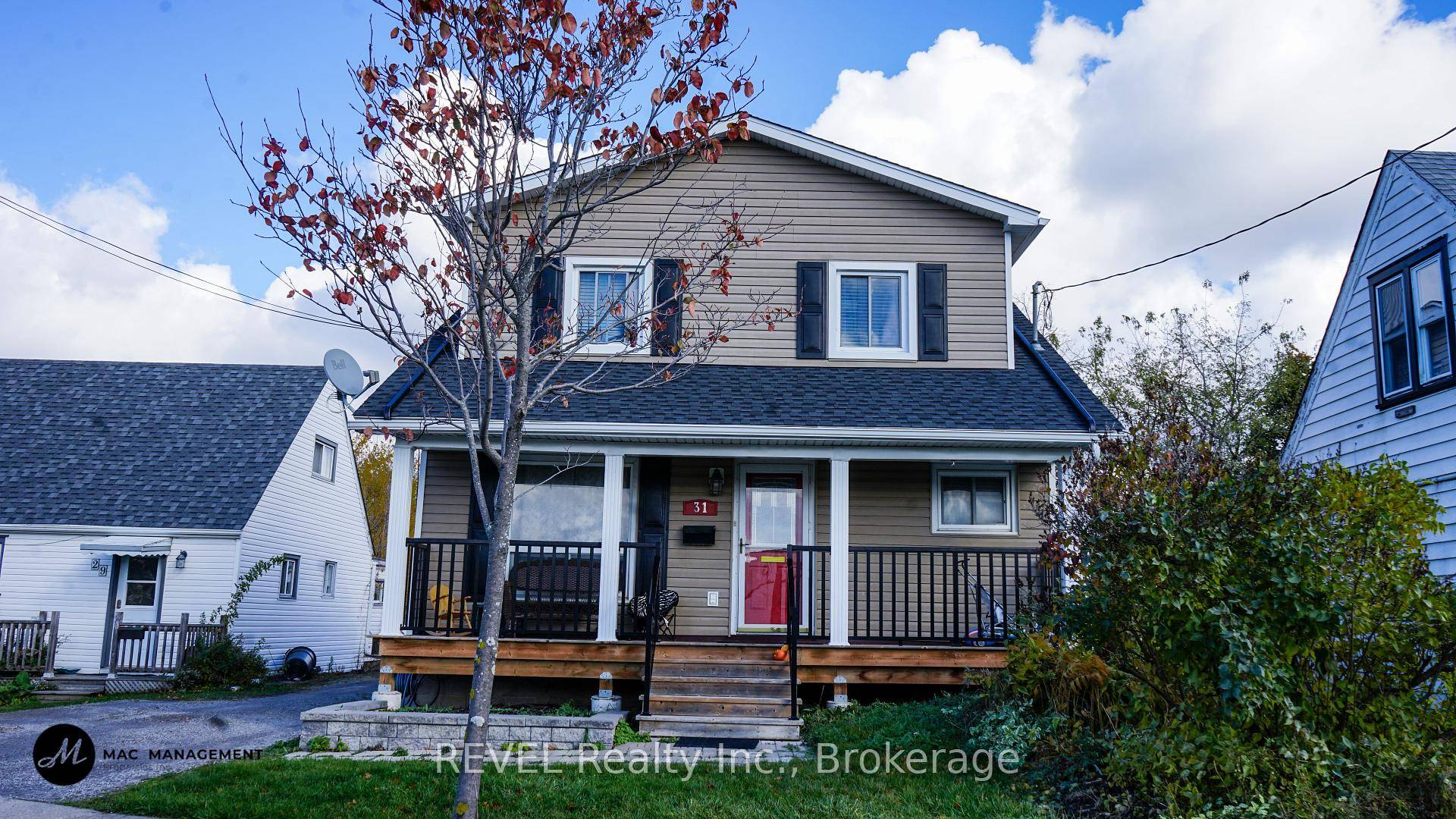 This lower level 2 bedroom, 1 bathroom unit is ideally located between the Pen Centre and Downtown St.