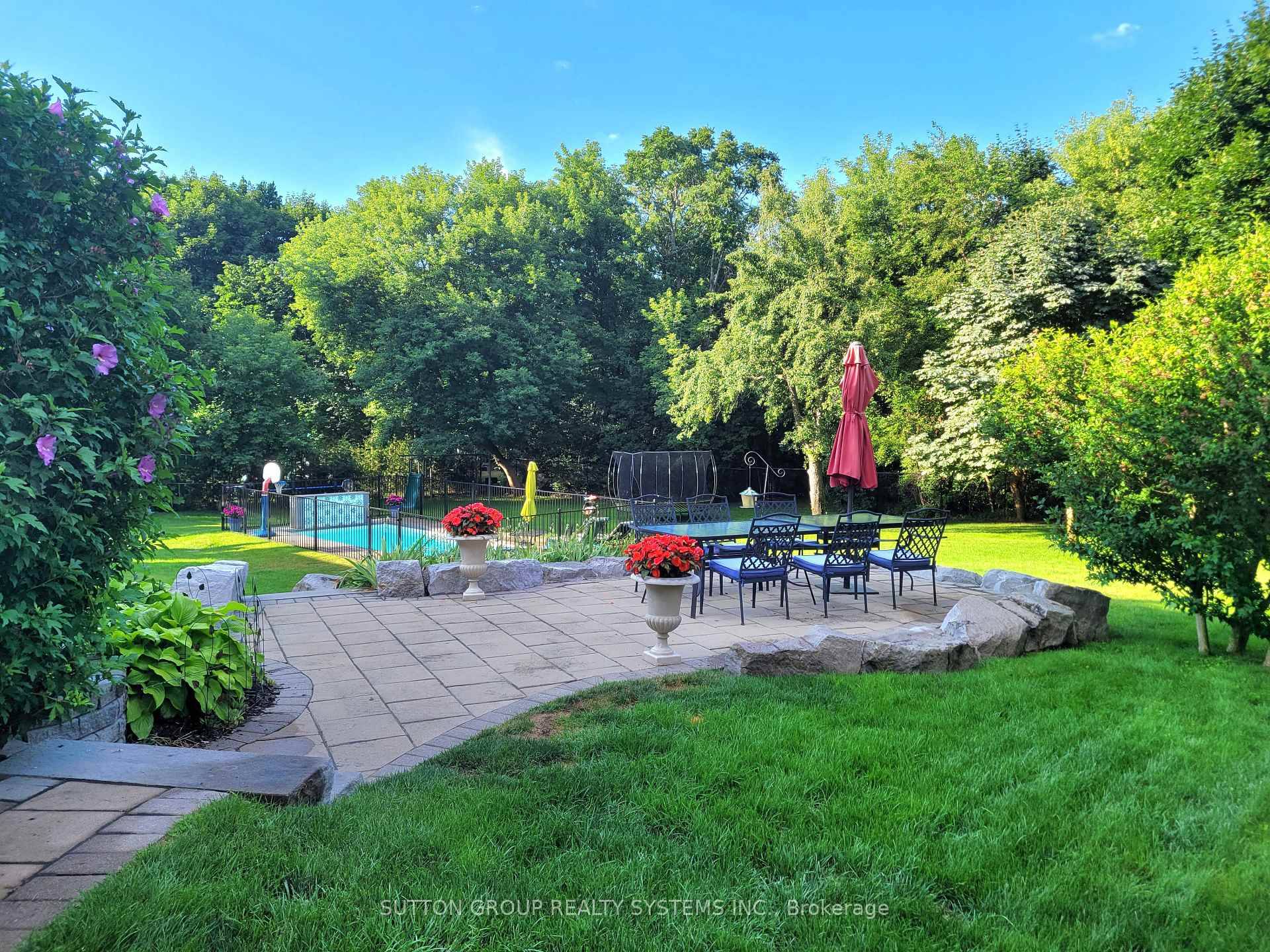 Sought after East Mineola, !