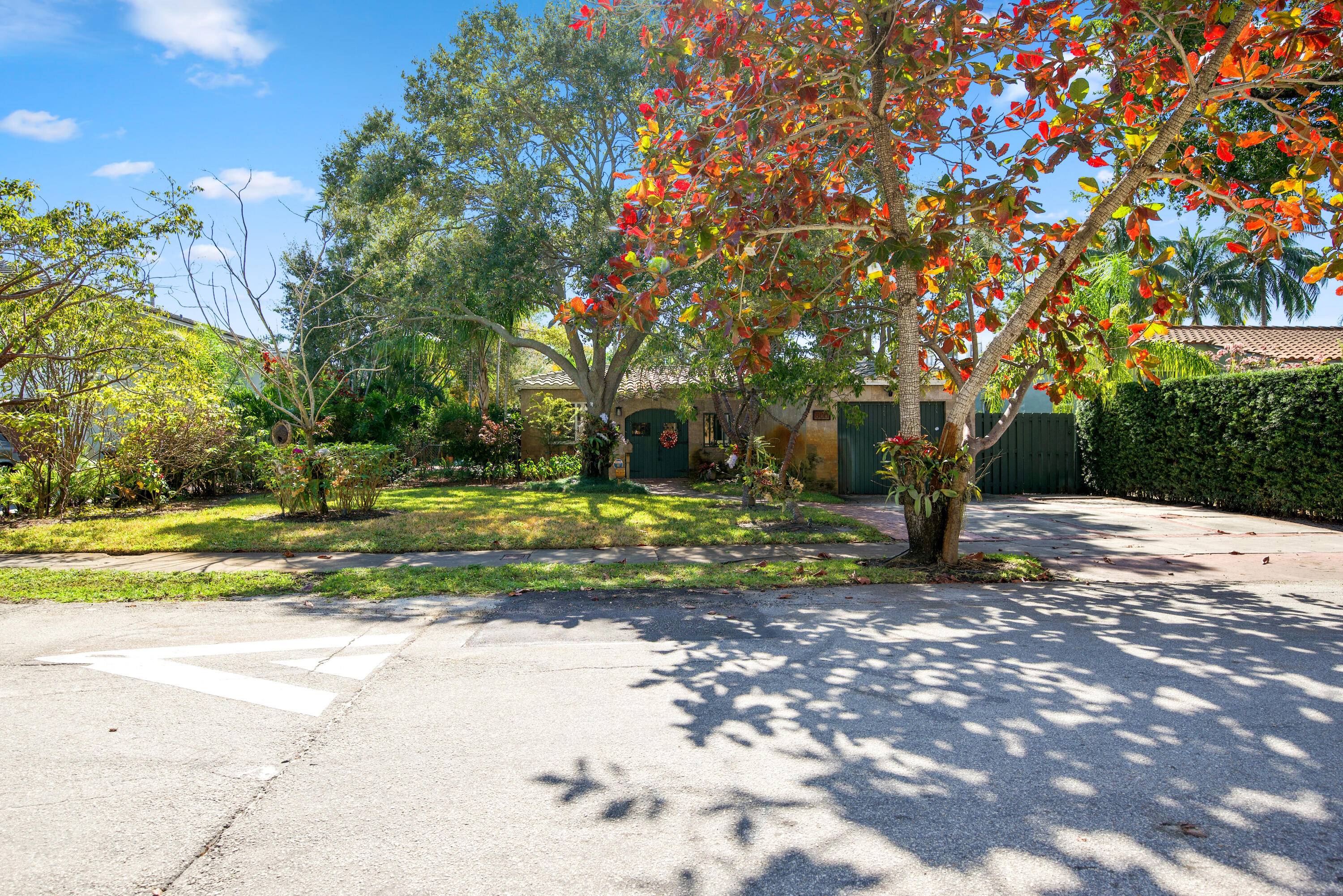 OPEN HOUSE TODAY 04 26 9200 ; From 11 30 AM to 3 30 PMDiscover the prestigious Rio Vista neighborhood, where diverse architecture and historic charm blend seamlessly with modern ...