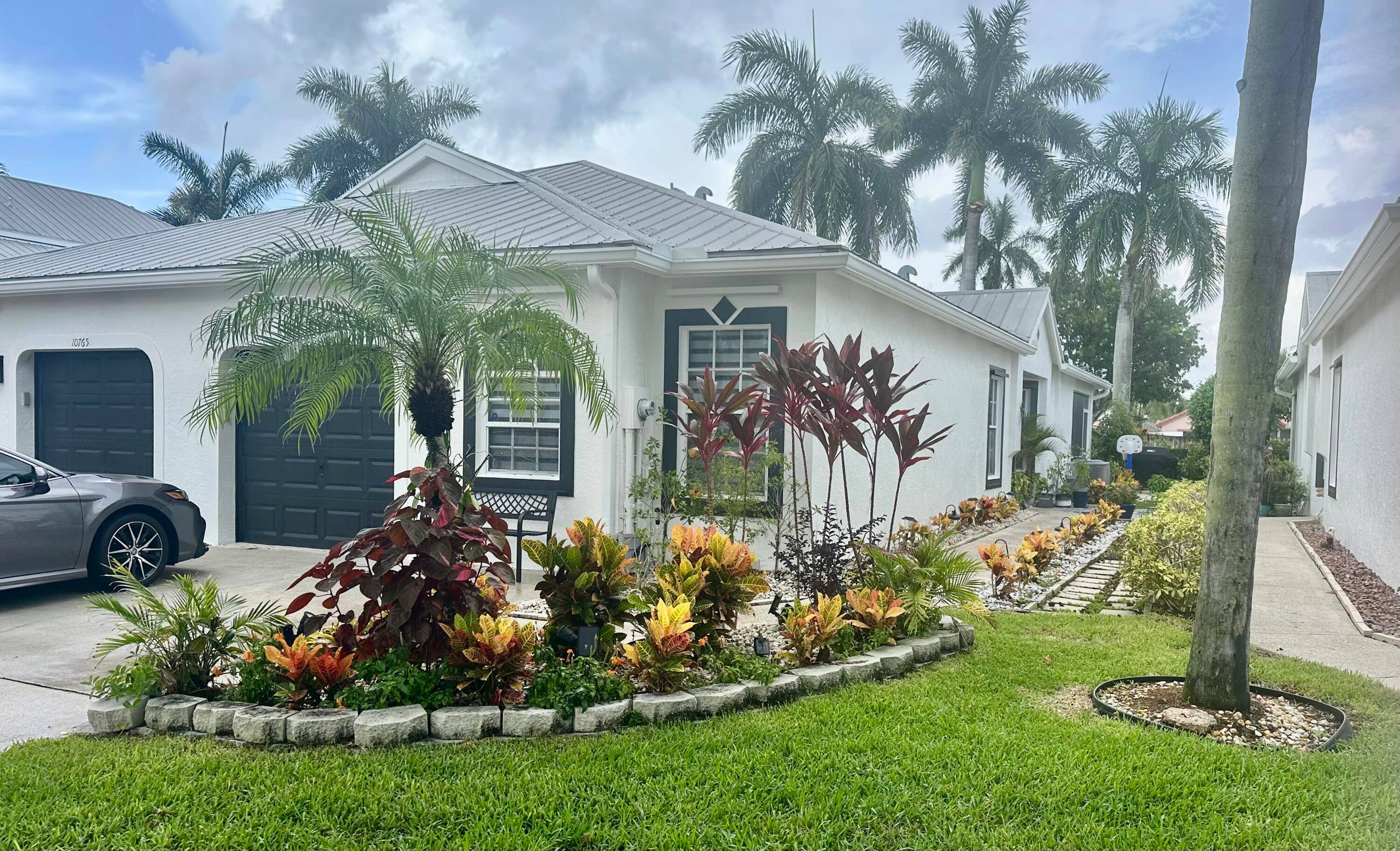 Highly upgraded villa. Close to Wellington hospital, medical offices and mall.