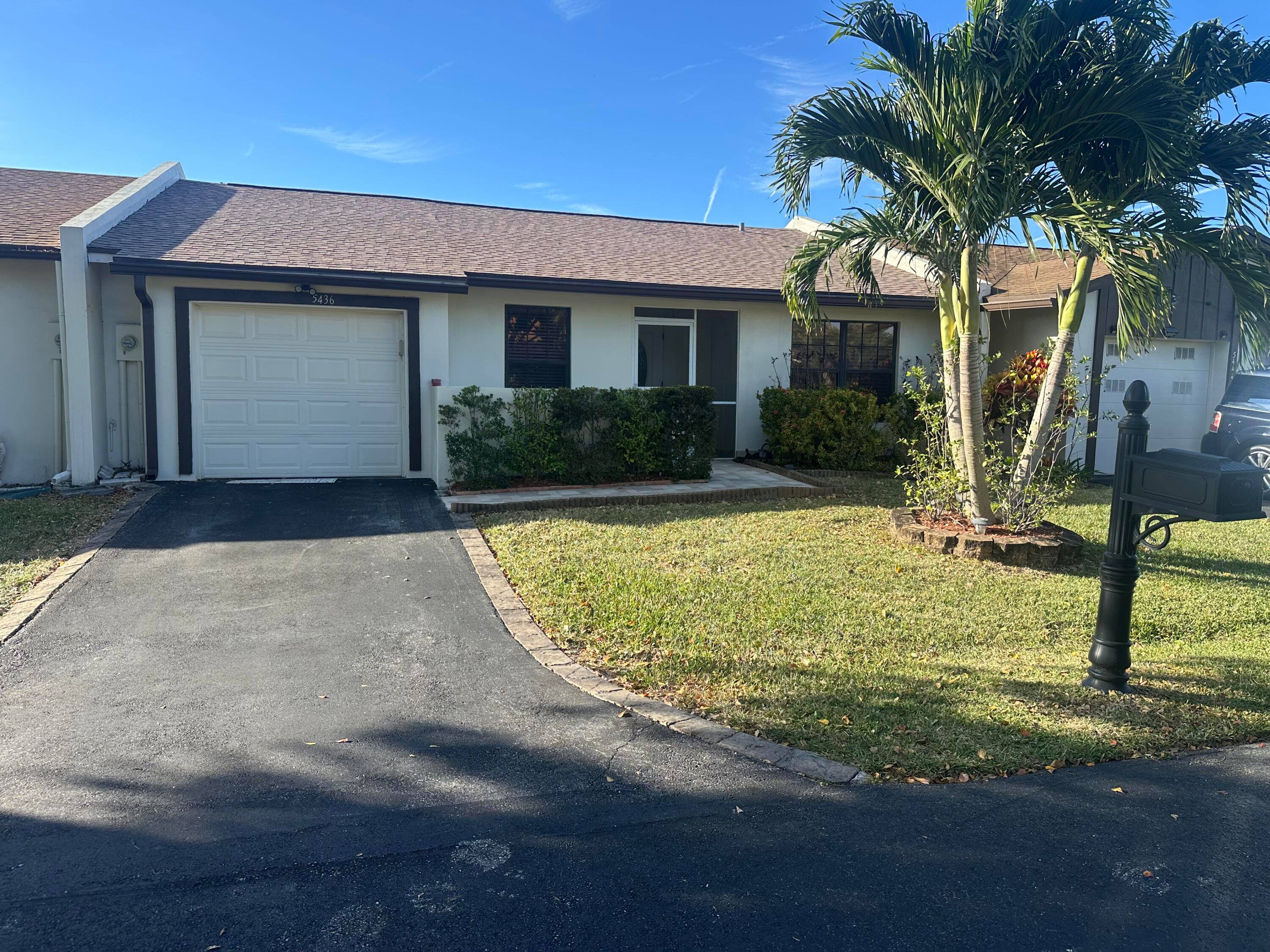 Beautifully remodeled 2 bedroom 2 bathroom, 1 car garage villa in highly desirable Laurel Lakes Las Verdes community.