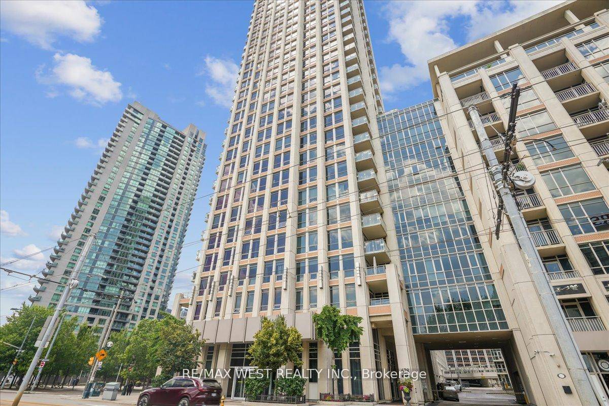 Welcome to West Harbour City in the Heart of the desirable Fort York neighbourhood !