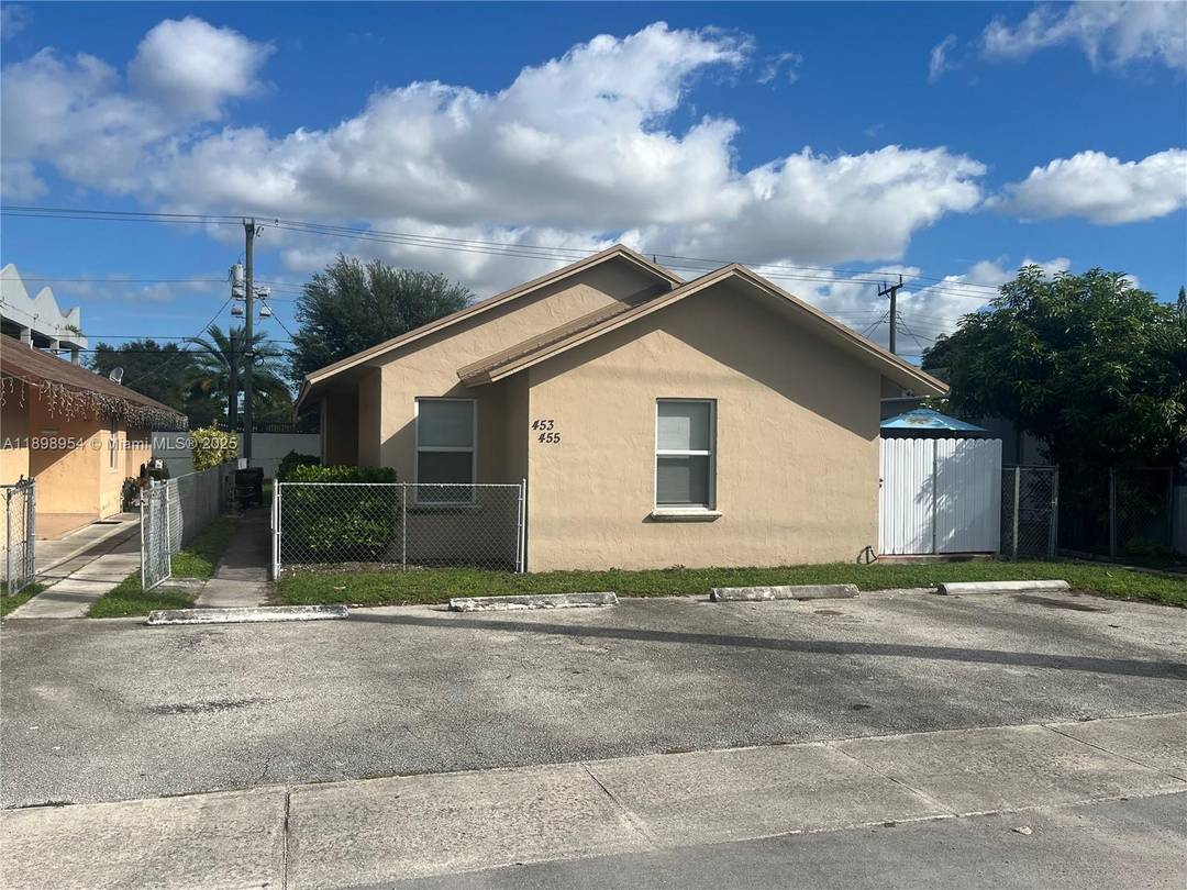 Excellent location, large duplex built in 1984, two 2 1's in excellent condition with long term tenants, impact windows, stainless steal appliances, laundry, individual electric and water meters, good size ...