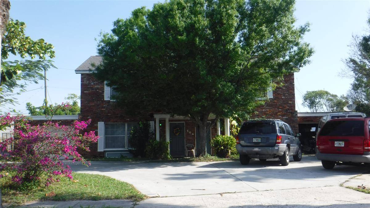 This Great rental investment or Single family residence can be utilized as a mother in law or multi family guest quarters that has its own door next door with full ...