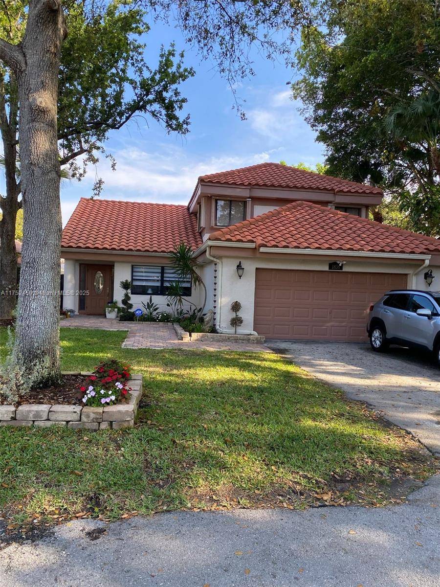 Beautiful and renovated house in this desirable and quiet area in Plantation.