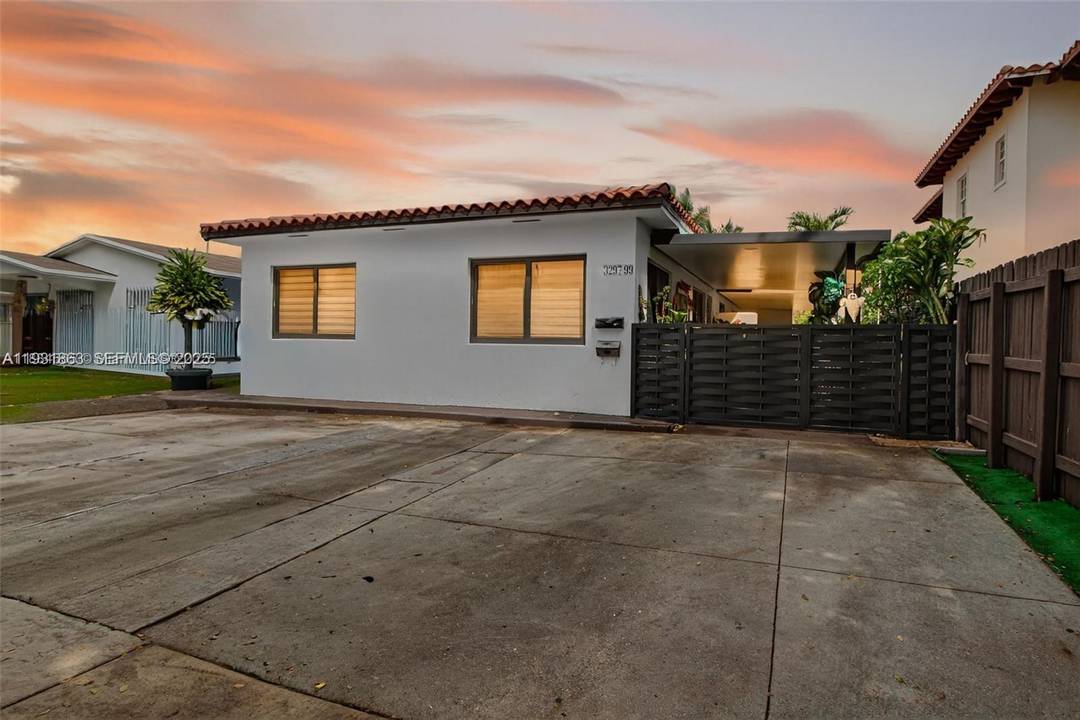 Unique Opportunity in an Excellent Miami Location Welcome to 3299 amp ; 3297 SW 26th St, Miami, FL, 6 BEDROOM AND 5 BATHROOM an exceptional duplex located in a highly ...