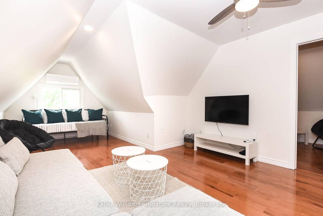 Charming Fully Furnished 1 Bedroom plus Den apartment located on historic Oak Street.