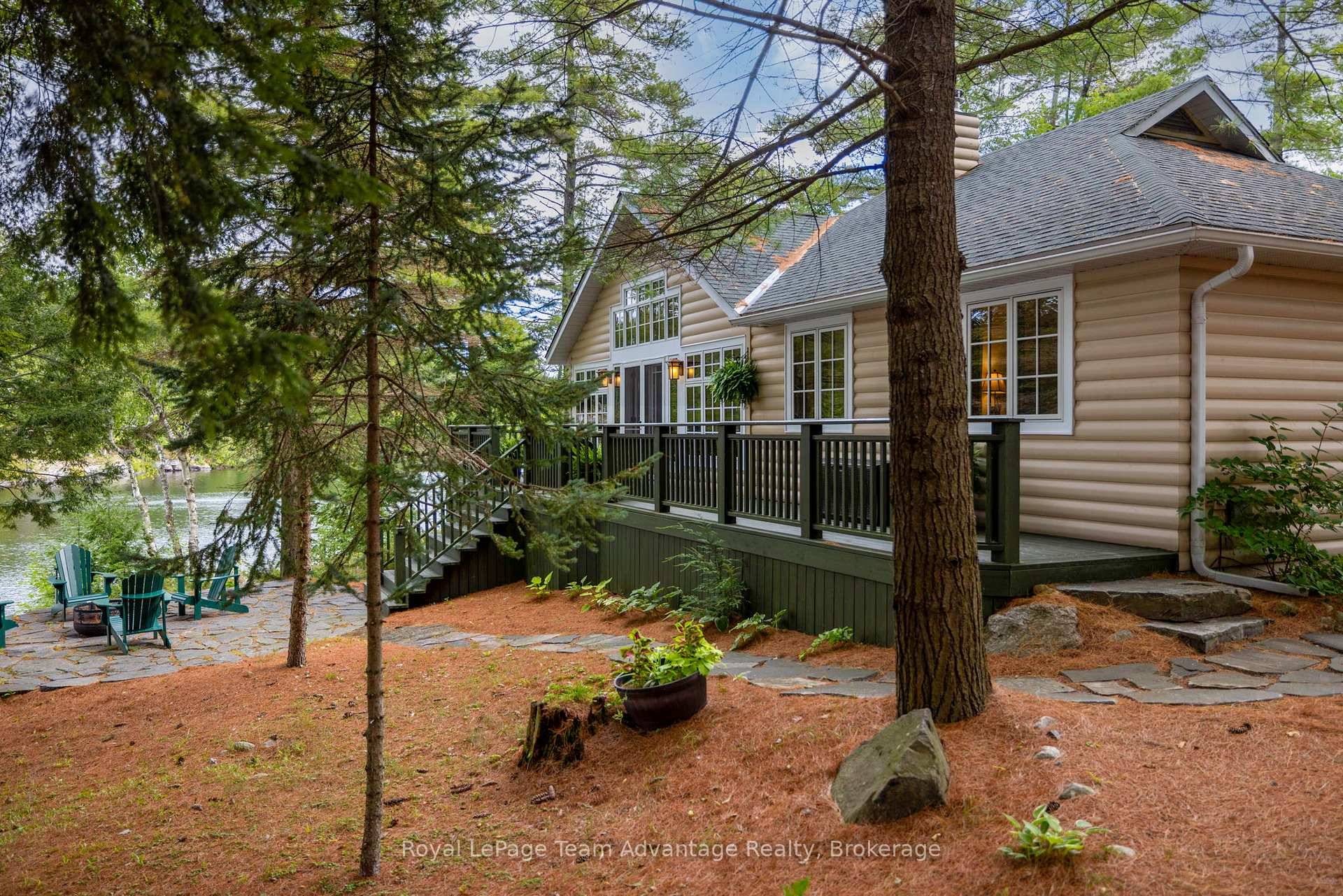 Private peninsula retreat on spring fed Otter Lake.