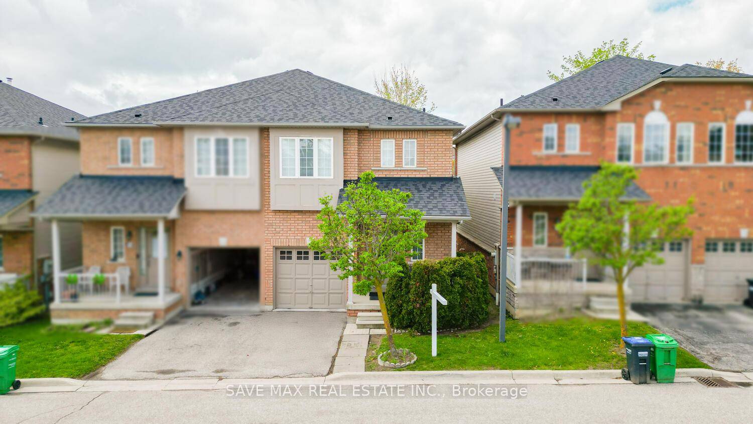 Beautiful 3 Bedroom Semi Detached Home in the Desirable Streetsville Community and Top Ranked Vista Heights School District !