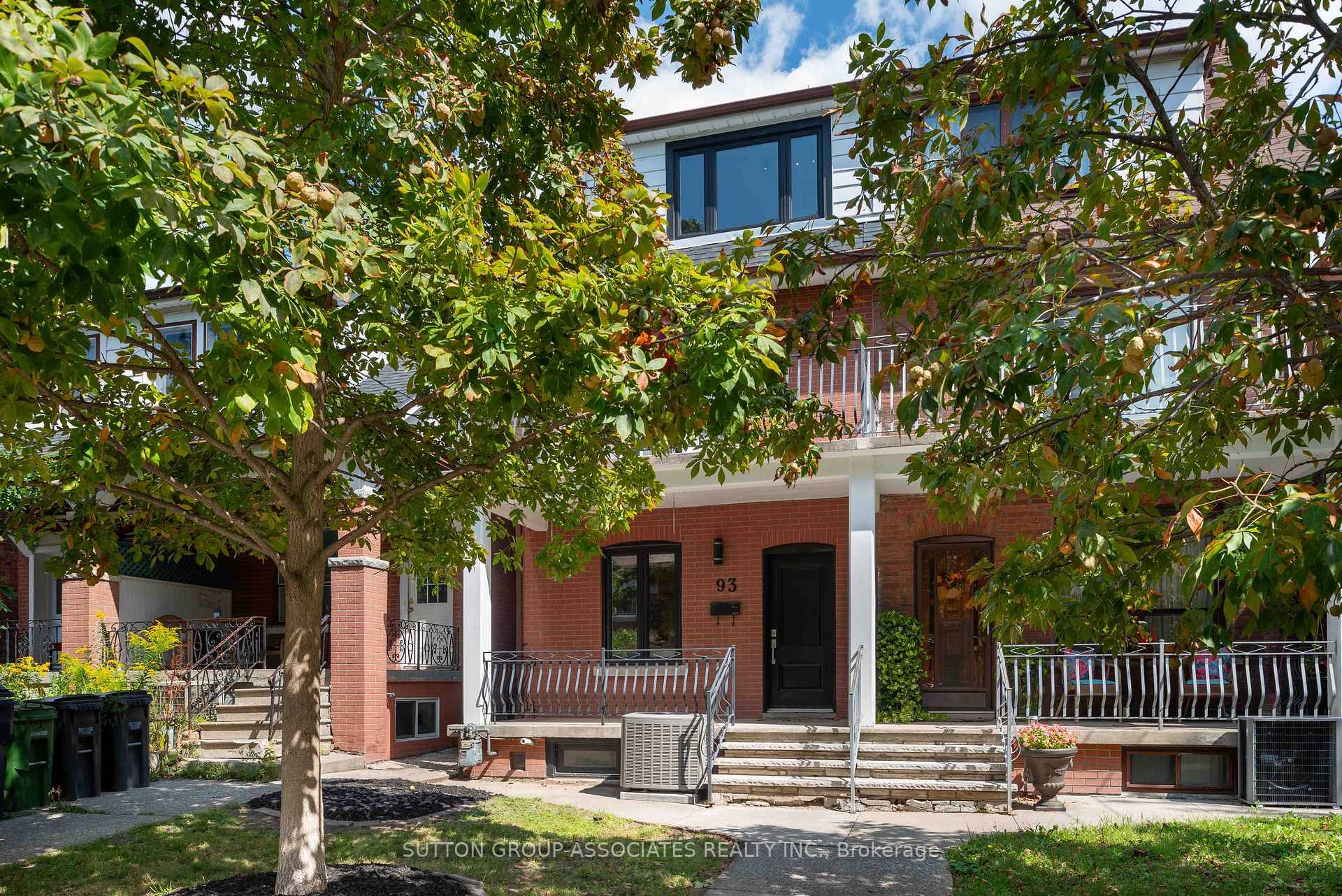 Nothing to do but move in and enjoy this Corso Italia home, where modern functionality meets a serene, zen like atmosphere.